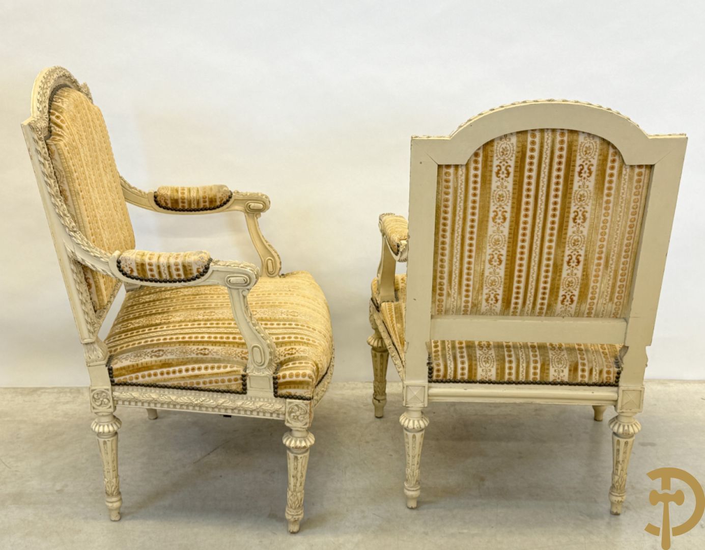 Gemonochromeerd salonensemble met gesculpteerde bladranken bestaande uit canapé, 2 armzetels en 3 stoelen