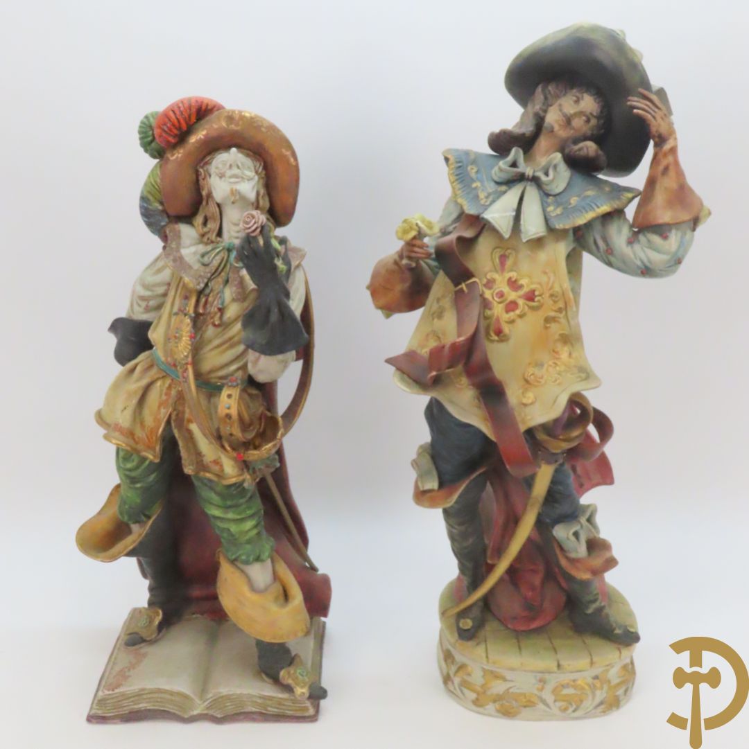 Twee Italiaanse beelden in meerkleurige faience, Cirano de Bergerac