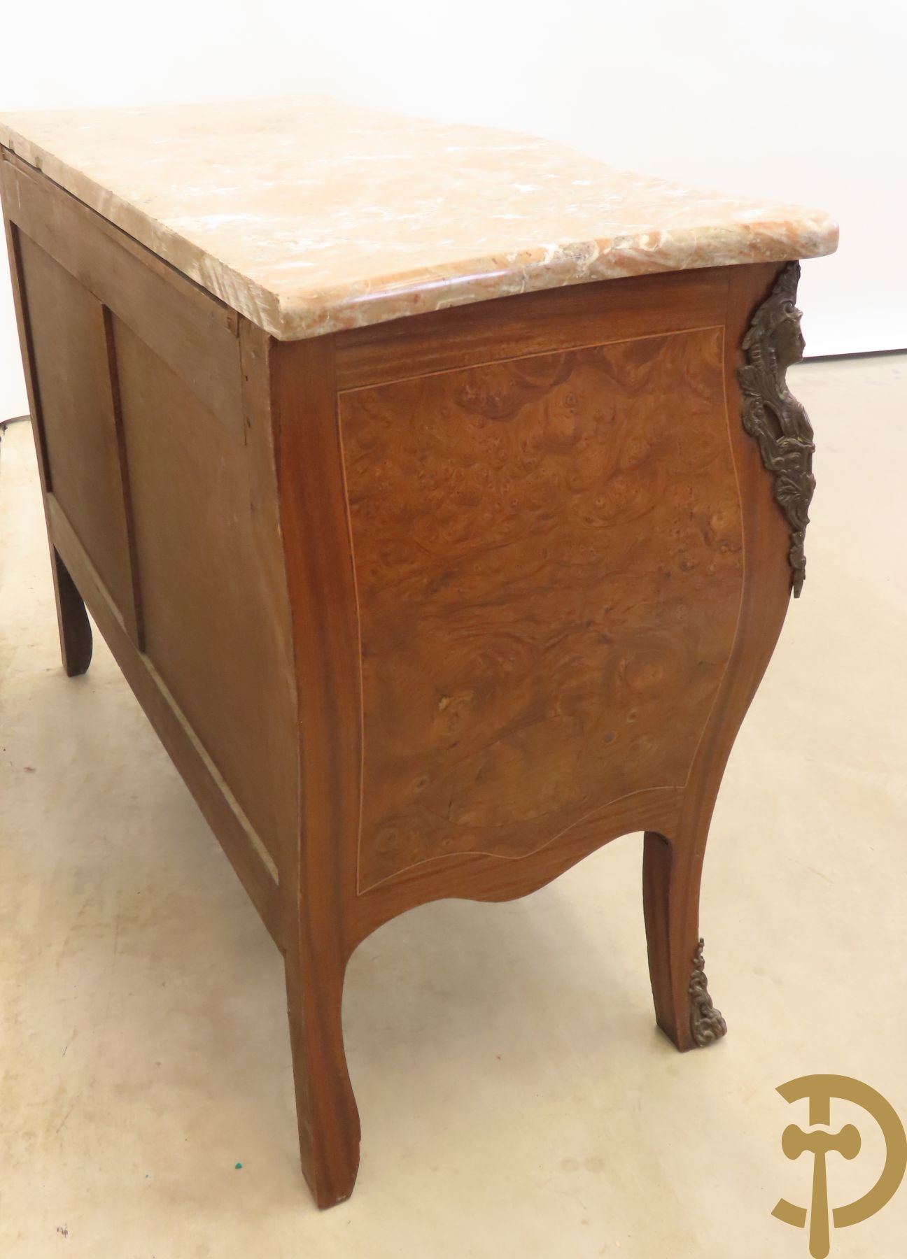 Wortelnotehouten gegalbeerde tweeladencommode met bronzen accanthusranken op lades, bronzen trekkers en dameshoofden opzij