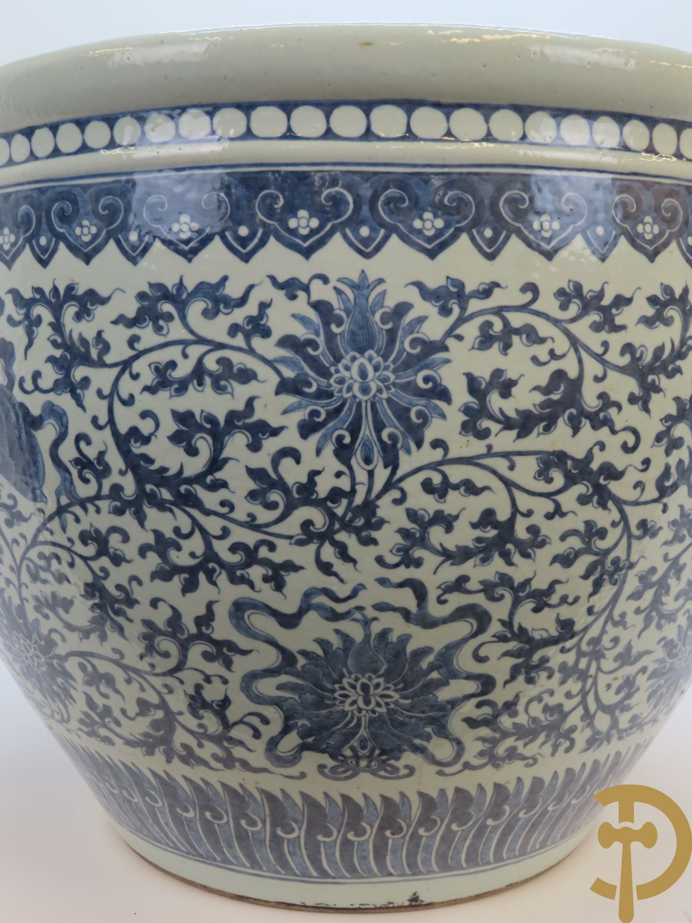 Chinese porseleinen blauw - witte viskom of grote cachepot met lotusslingers, Qian Long 19e