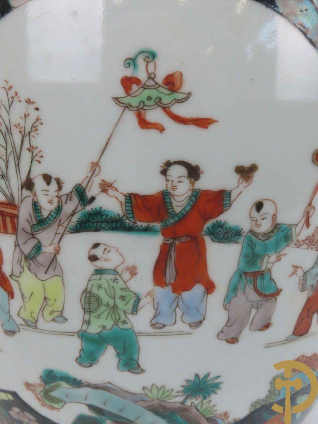 Chinese porseleinen cachepot met geanimeerd decor op zwarte fond met bloemen