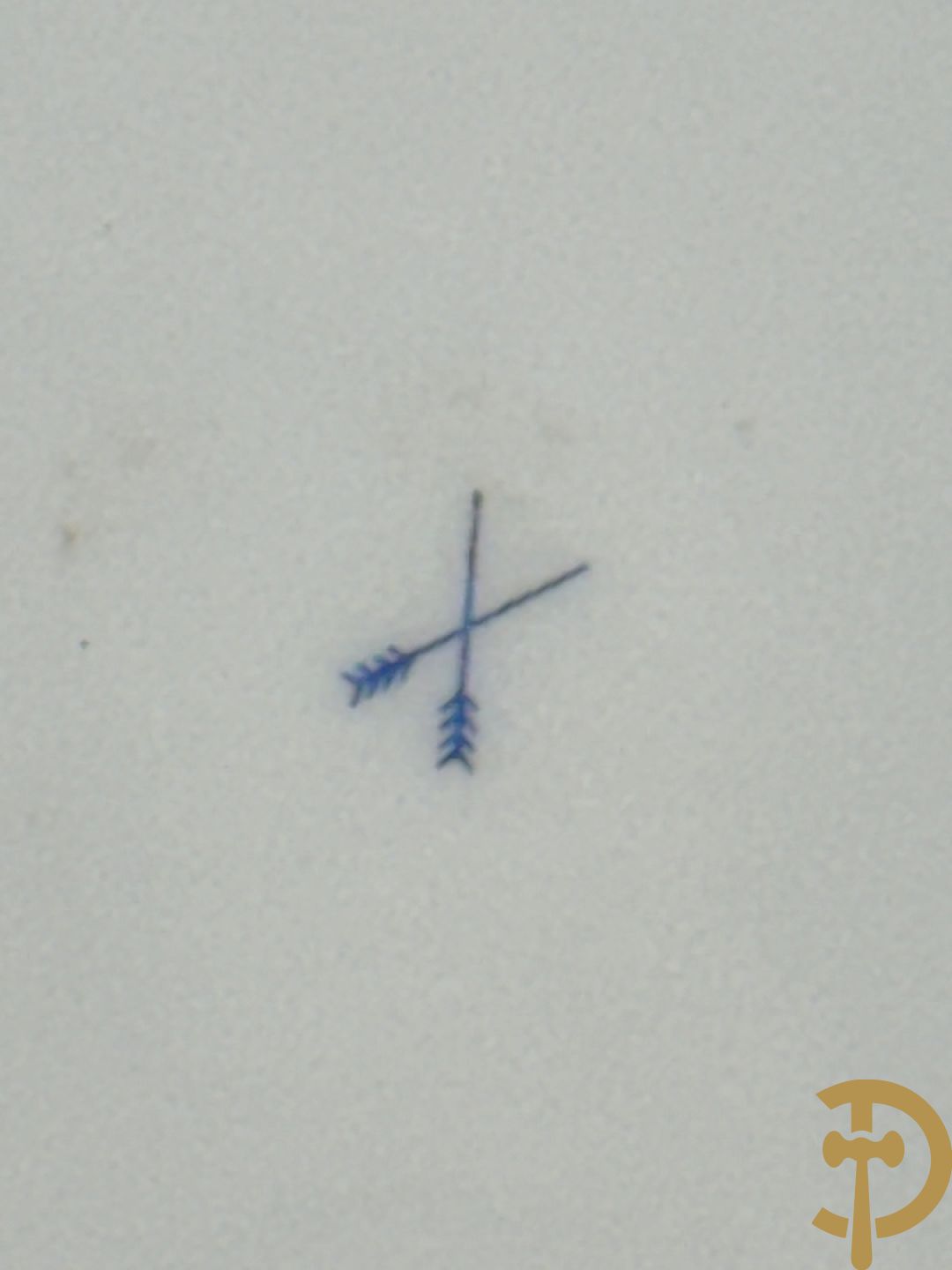 Paar porseleinen borden met ruitertafereel met vergulde omranding, getekend Rivière en Bourdier P., achteraan gemerkt met gekruiste pijlen