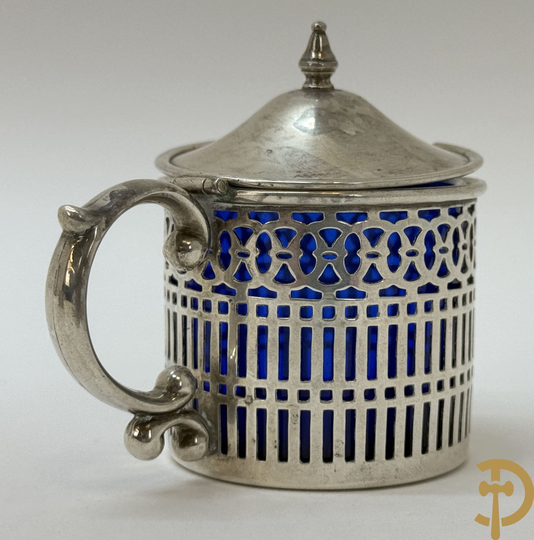 Massief zilveren schelp met lepeltje + 2 openklapbare   sucriers + peper- en zoutstel + mosterdpotje met zilveren omhulsel