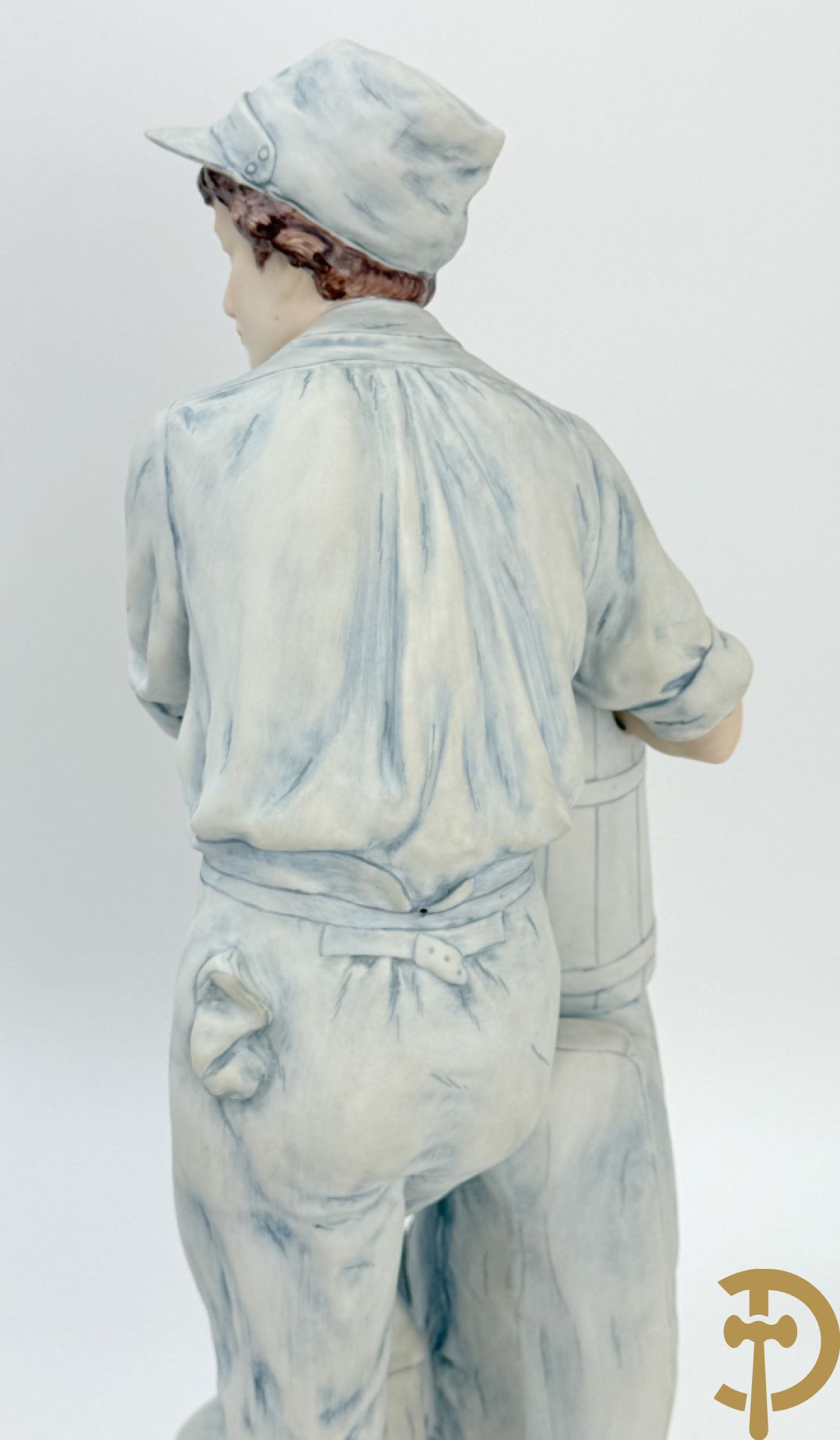 Paar Royal Dux beelden van koppel bij de waterbron, nummers 10563 en 10564