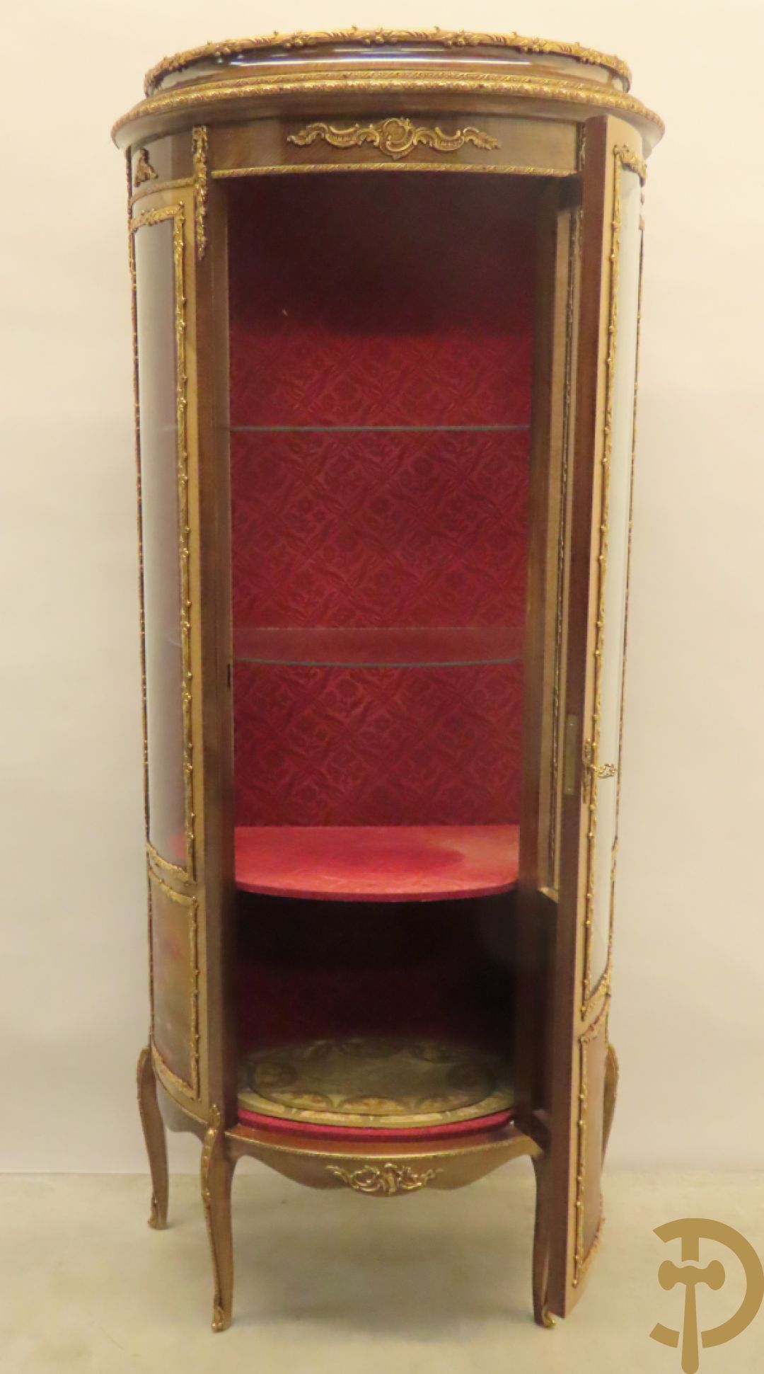 Gebogen notelaren vitrine met bronsbeslag en geanimeerd romantisch tafereel onderaan