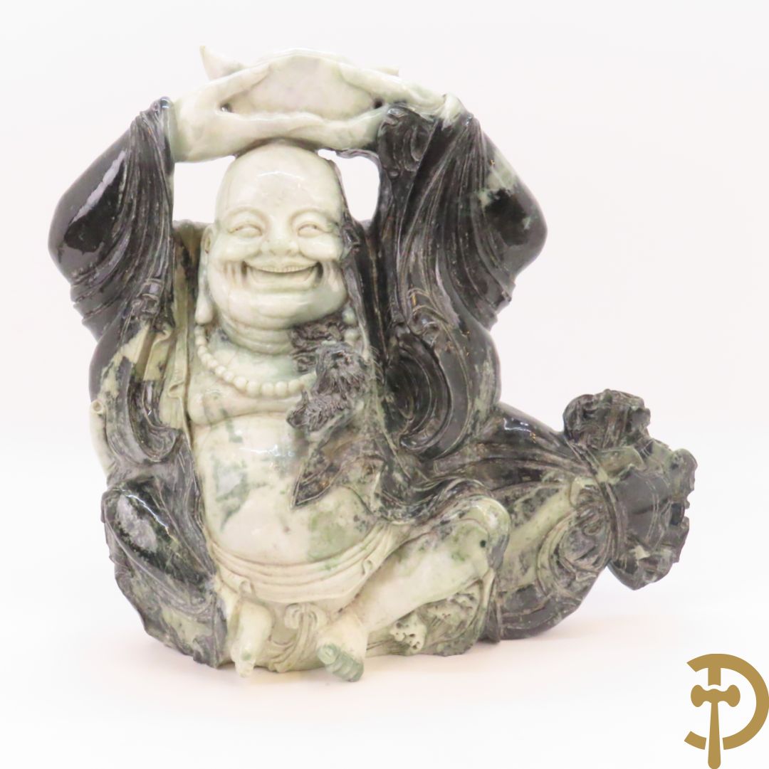 Zittende lachende boedha met kralenkrans en fo hond in gesculpteerde tweekleurige nefriet