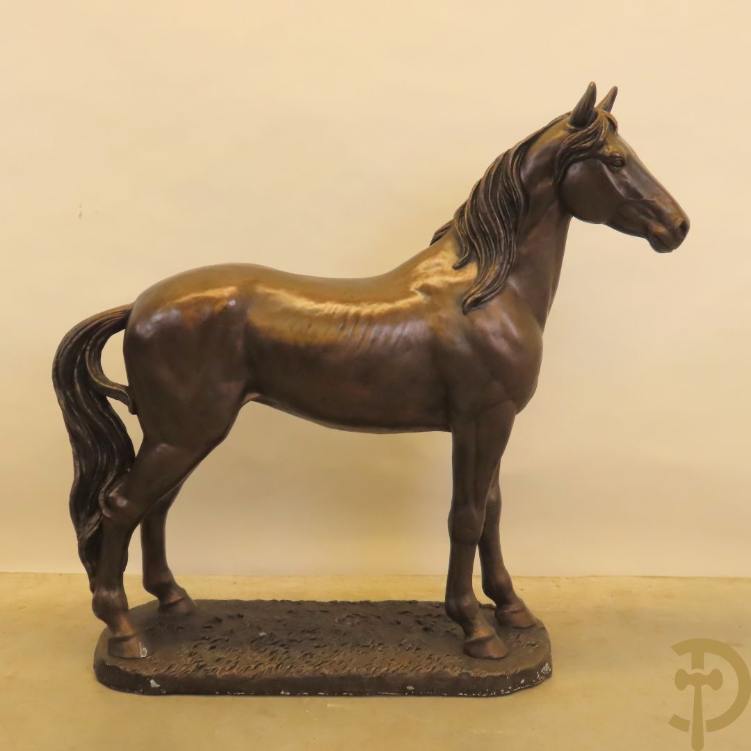 Staand paard in gebronzeerd polyester