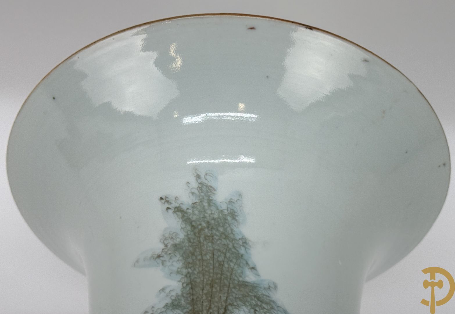 Paar Chinese porseleinen vazen met decor van dames in landschap