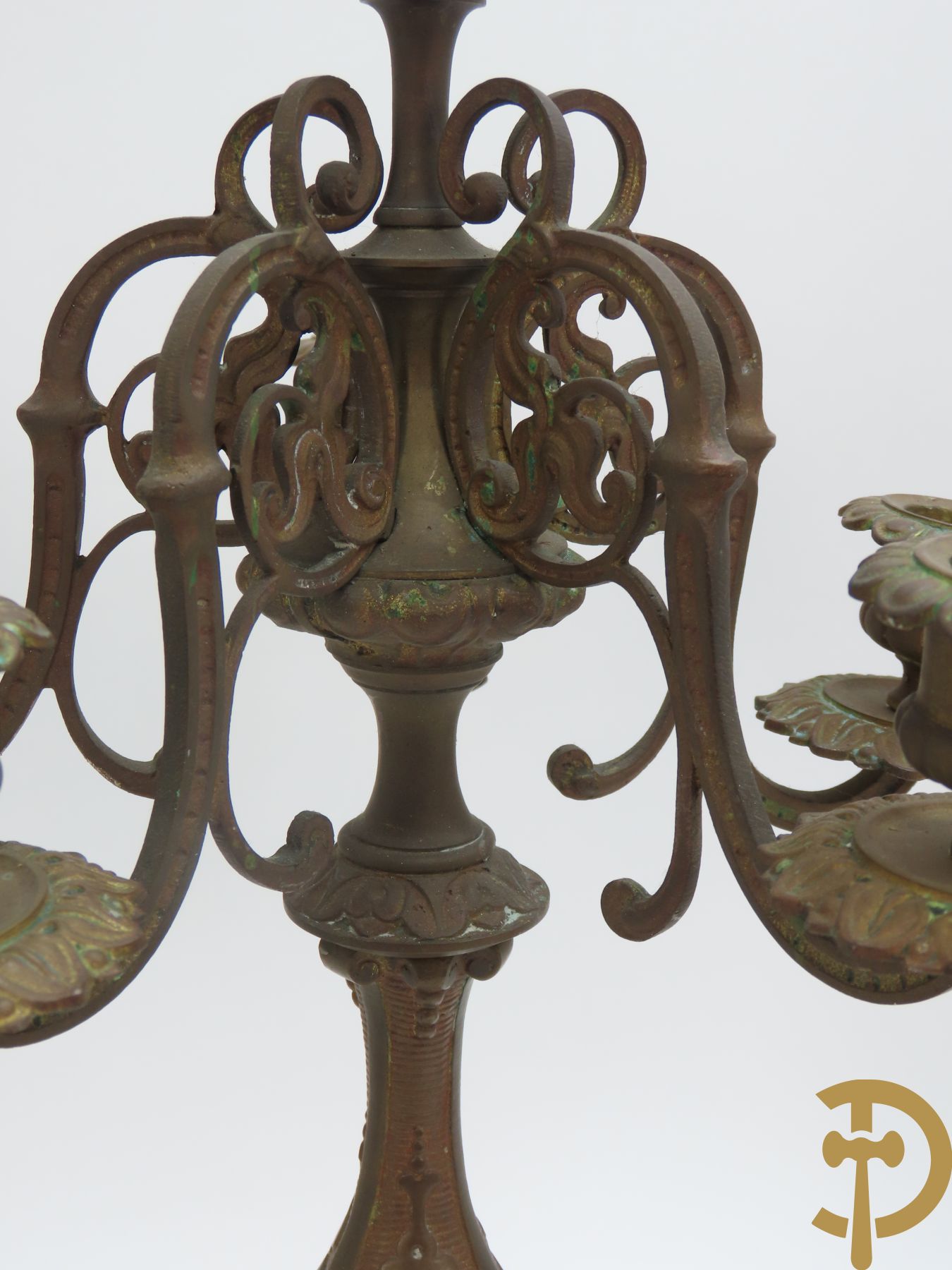 Paar bronzen zesarmige kandelaars met accanthusranken