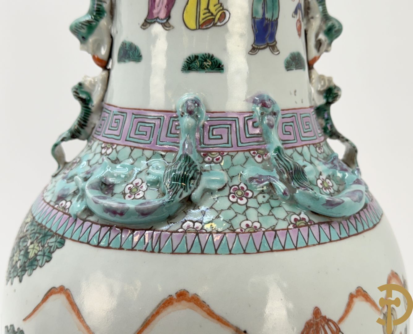 Chinese porseleinen vaas met dubbel decor van geanimeerd interieurzicht en mannen op paarden