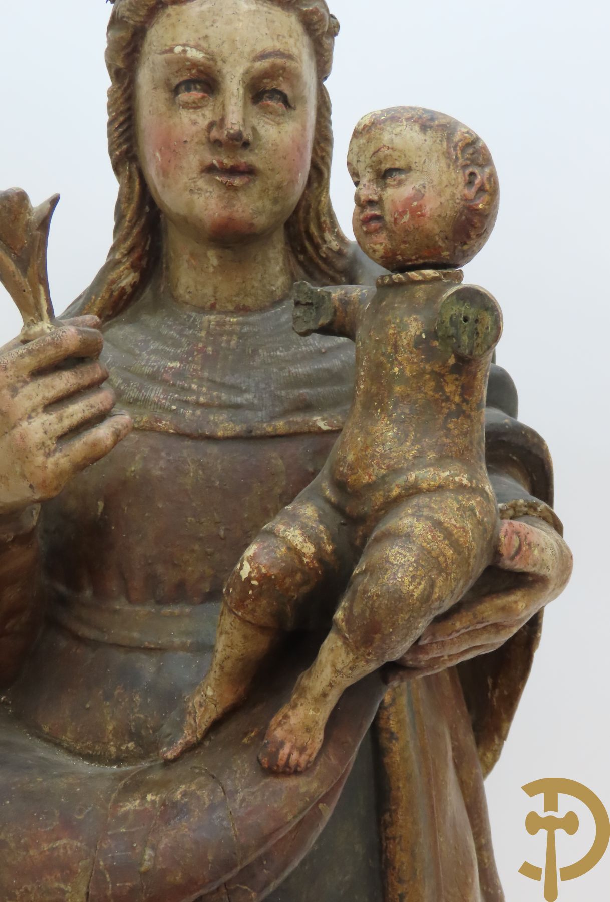 Gepolychromeerde houtsculptuur van Madonna met bloem in rechterhand en Kindje Jezus in linkerhand