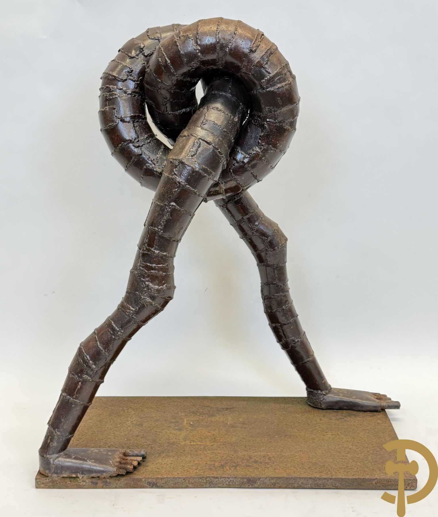 Moderne gepatineerde ijzersculptuur met verstrengelde benen