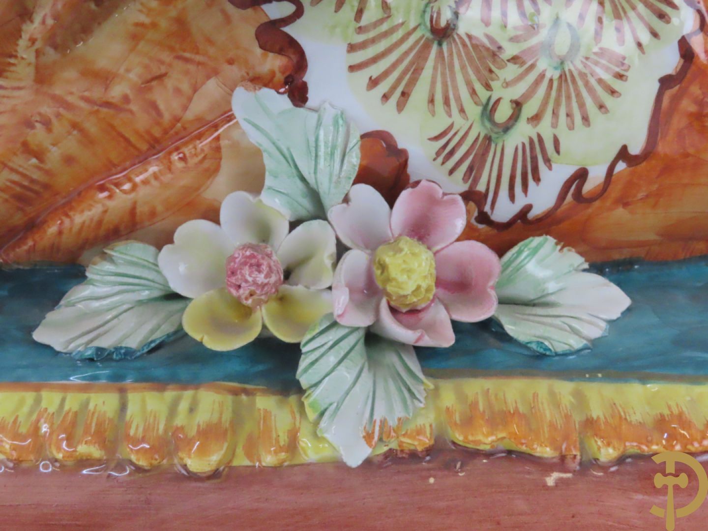 Twee Italiaanse beelden van oosterse dame met bloemen, getekend achteraan Polouioto en oosterse man met snaarinstrument in meerkleurige faience