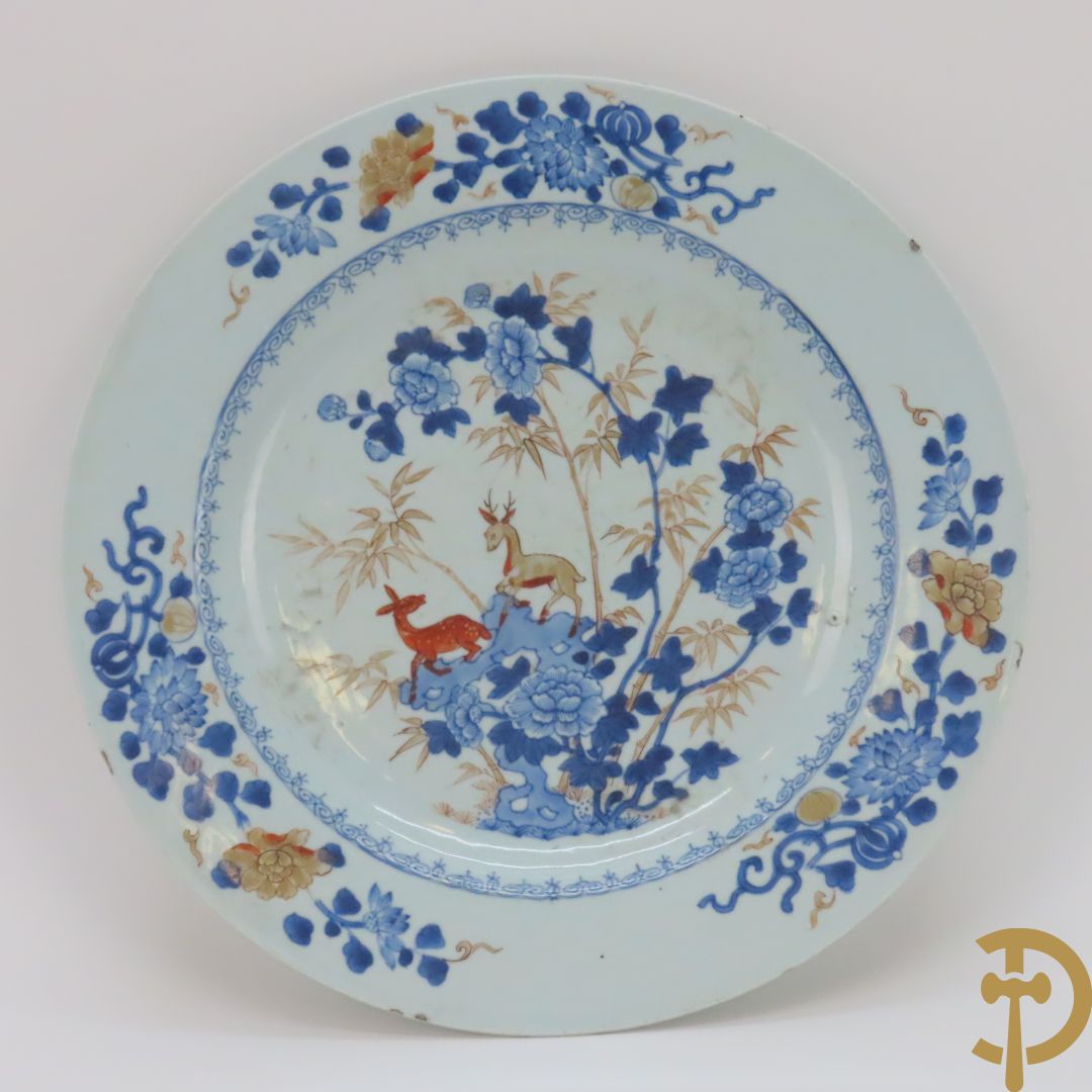 Porseleinen Imari bord met dierenmotieven in florale omgeving