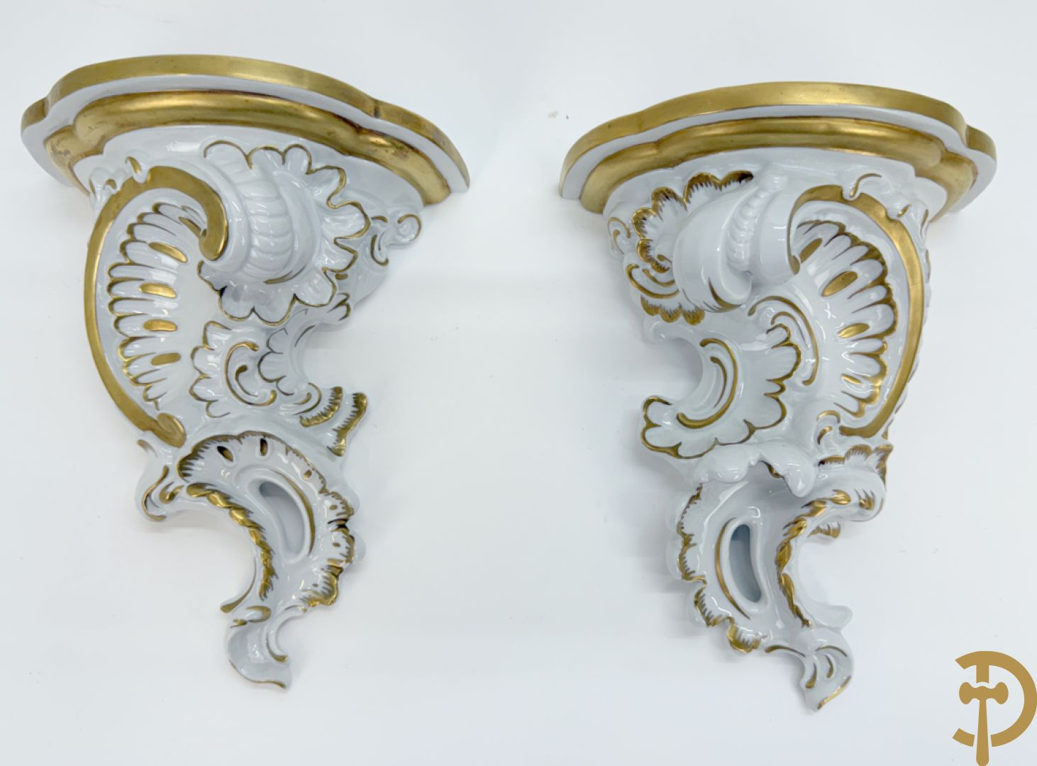 Vijf porseleinen lieftallige figuren, Unterweisbach en Sax + 2 porseleinen consooltjes met rocailles