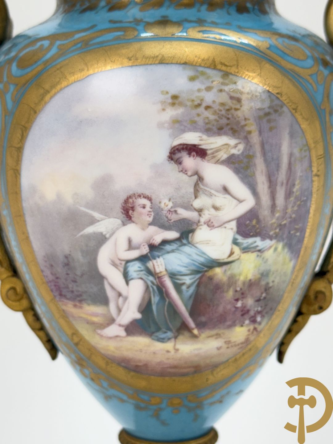 Paar Sèvres cassolettes met handbeschilderd romantisch decor van dame met cupido en landschapsdecor - met vergulde bronzen vierarmige kandelaar, Feccotte V. getekend