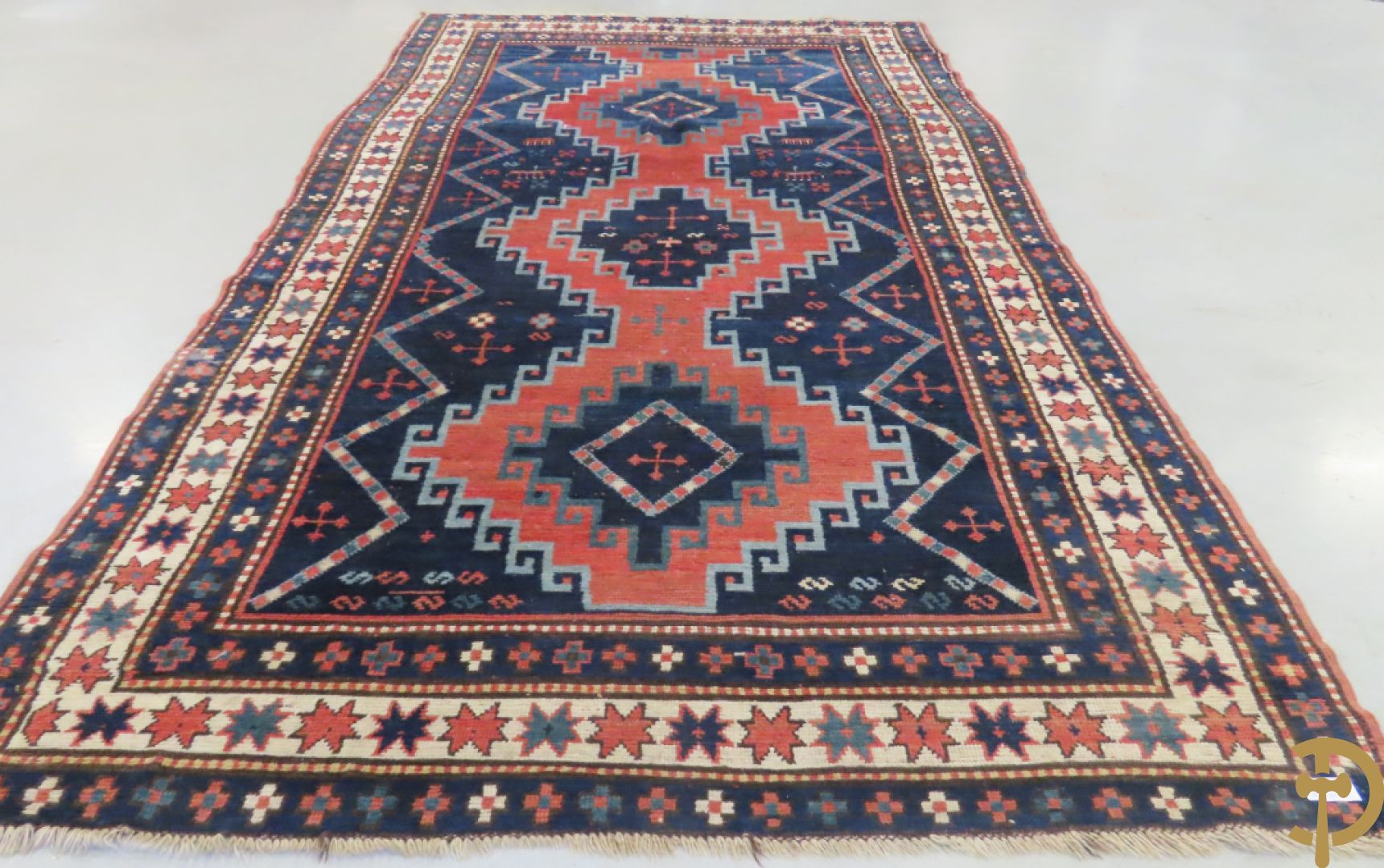 Oosterse handgeknoopt tapijt Kaukasus met geometrische motieven op blauwe fond