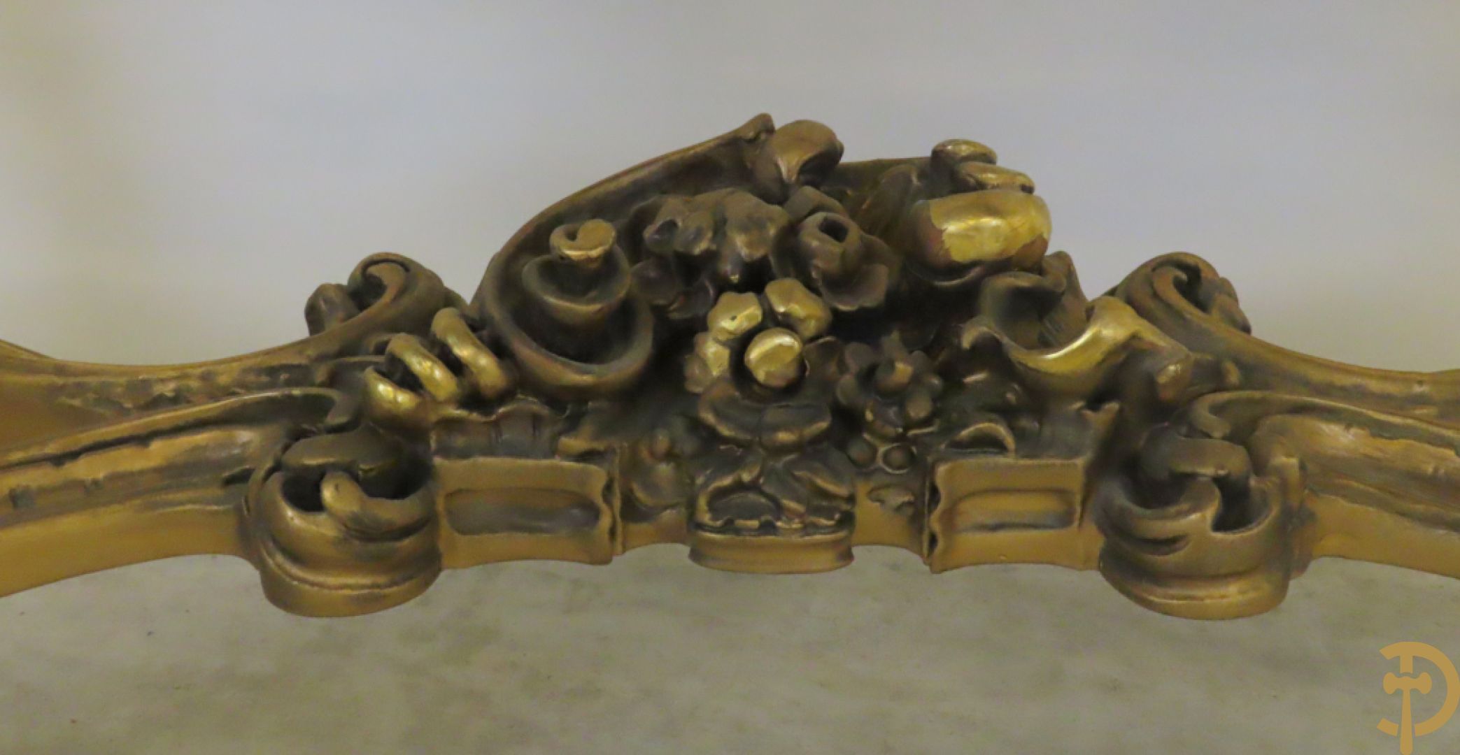 Uitzonderlijke vergulde bar met accanthusranken en bloemenmotieven op voluutvormige poten