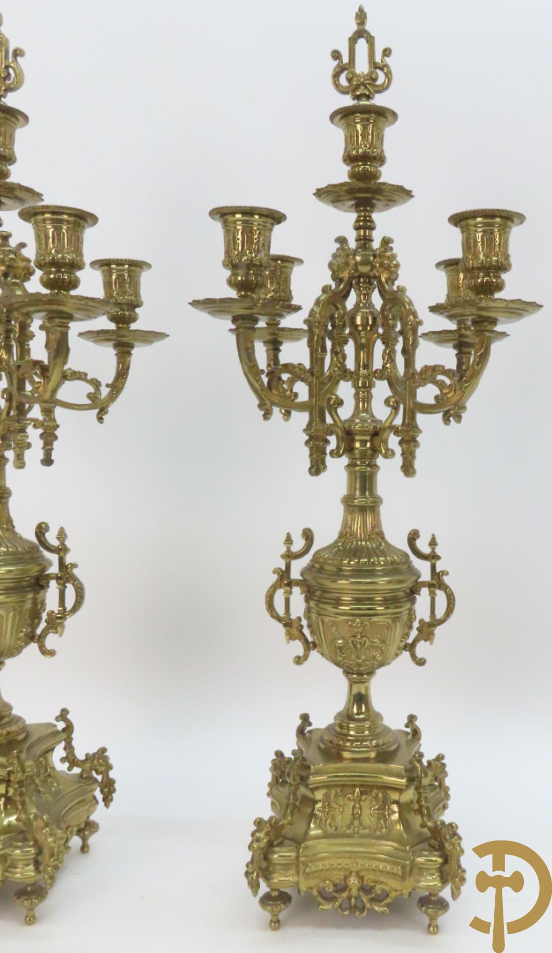 Driedelige koperen Neo Renaissance garnituur bestaande uit klok met amfoor bovenaan en Neo Renaissance motieven, Richond 11 Bd Mont Martre getekend - geflankeerd door paar vijfarmige kandelaars