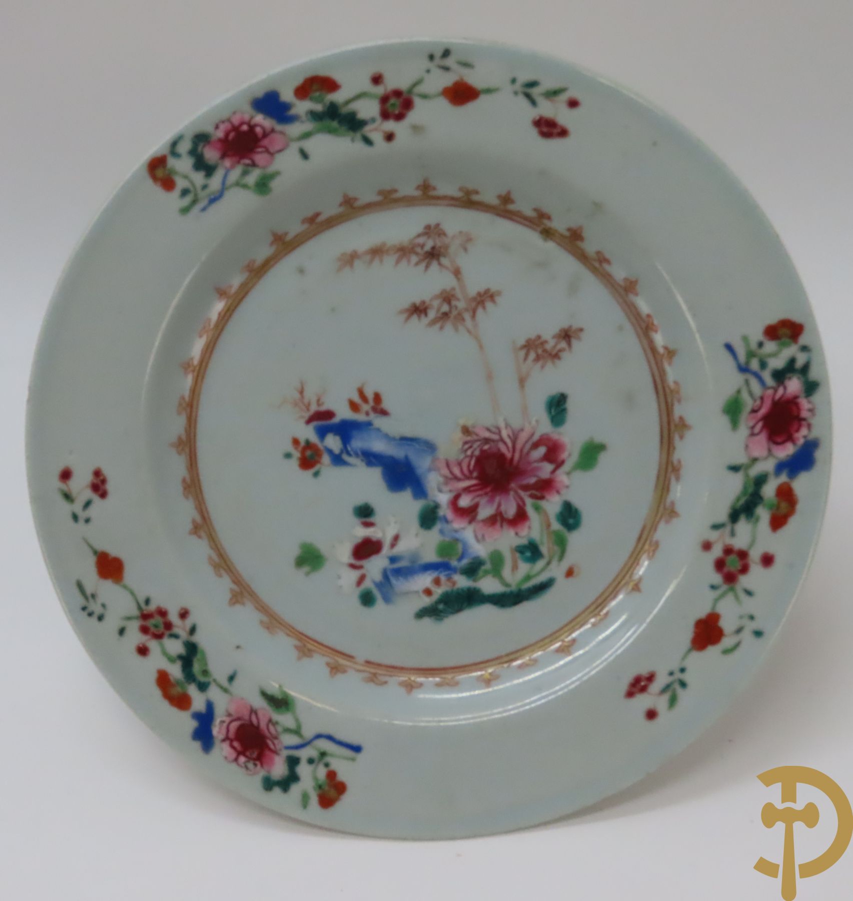 Acht Chinese porseleinen borden w.o. blauw/wit met bloemendecor, 2 blauw/witte borden, 2 Imari borden (1 met ster), 2 porseleinen borden met decor van bloemen in landschap en octagonaal bord