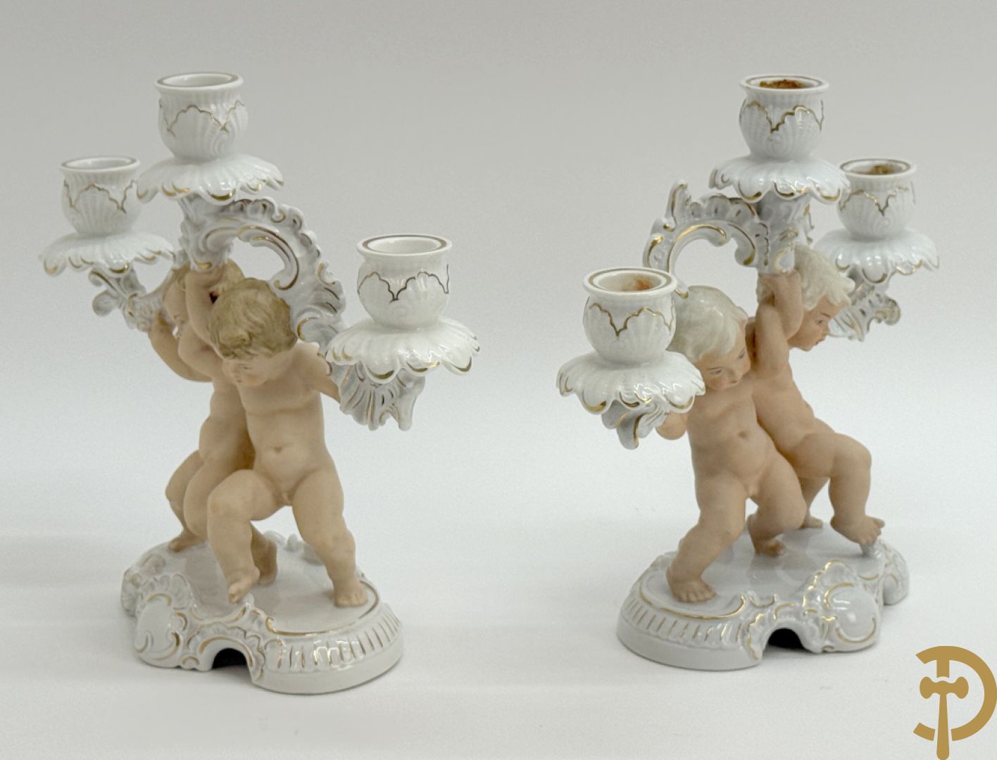 Twee kandelaars in biscuit met cupido