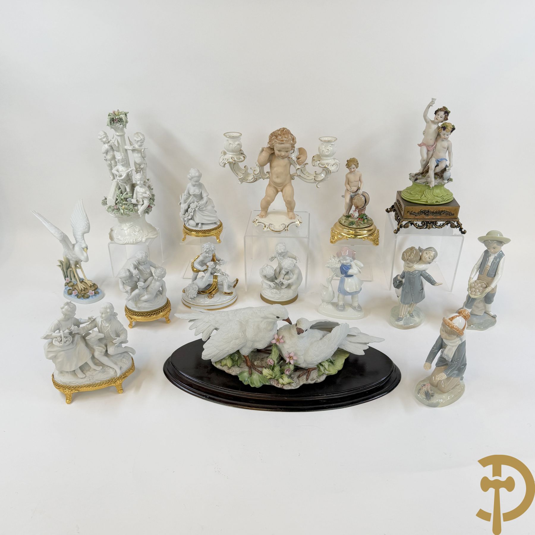 Vier Spaanse gekleurde biscuits met kinderen, Zaphir gemerkt + Italiaanse biscuits met cupido's en geanimeerde taferelen + biscuits van vogels