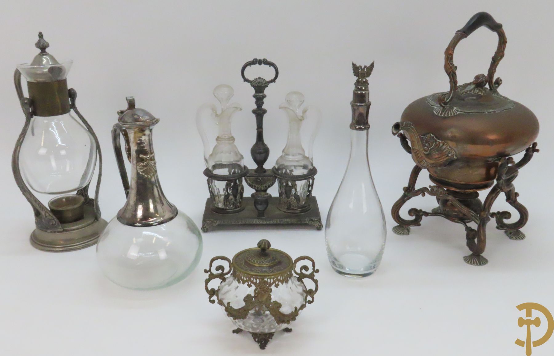 Twee decanteurs + olie- en azijnstel + 2 schenkkannen + twee-orig dekselpotje