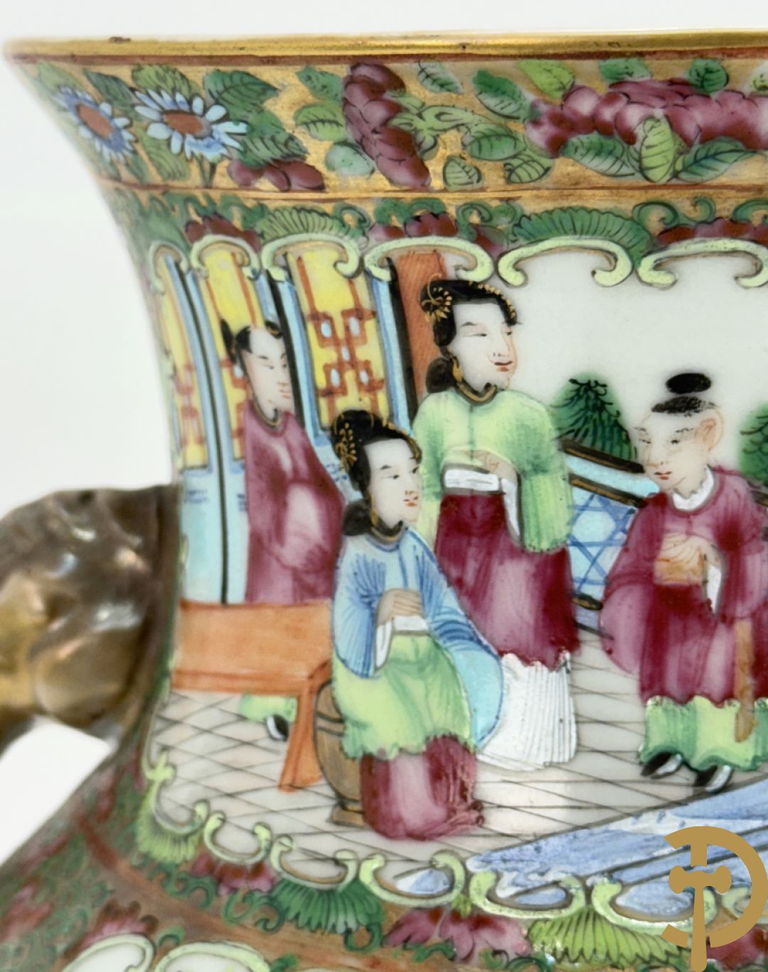 Chinese porseleinen Kantonvaas met geanimeerde taferelen, bloemen, vogel en vlinderdecor