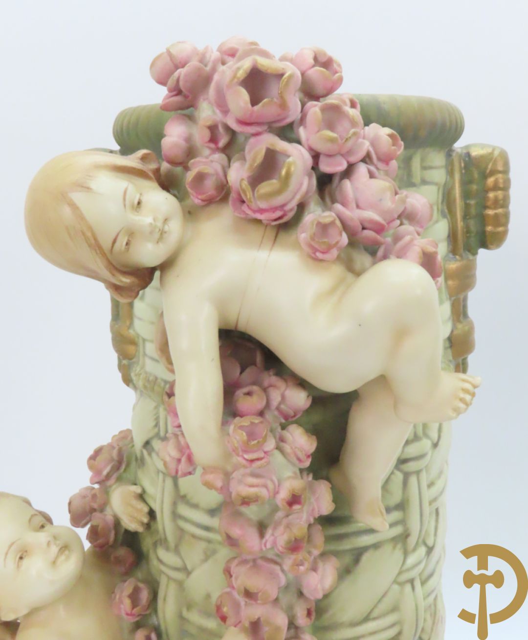 Paar meerkleurige faience vazen,  Austria gemerkt, met cupido