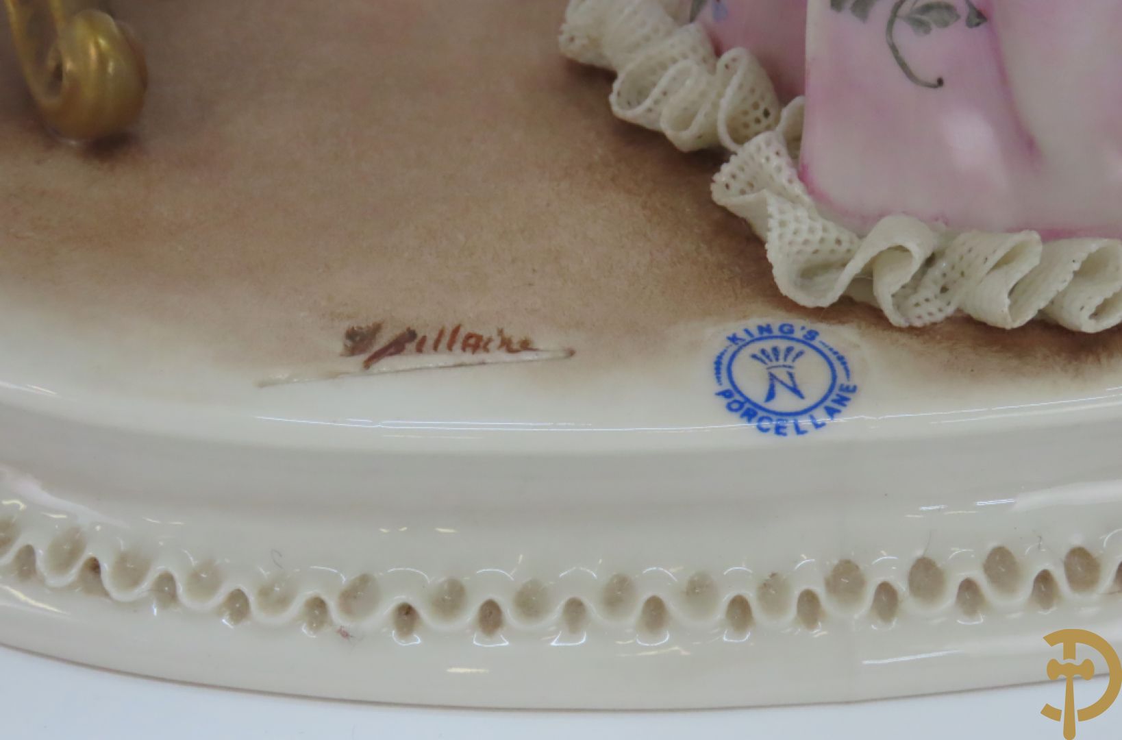 Drie porseleinen sierstukken 