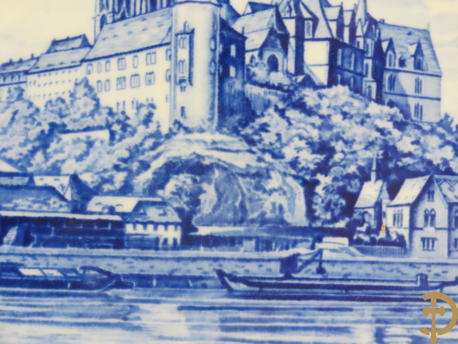 Zes porseleinen borden onder gemerkt met zwaarden / Meissen : 1 bord met stadstafereel, 1 verlucht bord met drakendecor, 1 bord met vogeldecor, 1 met bloemen en 2 met bloemendecor omgeven door vergulde rand