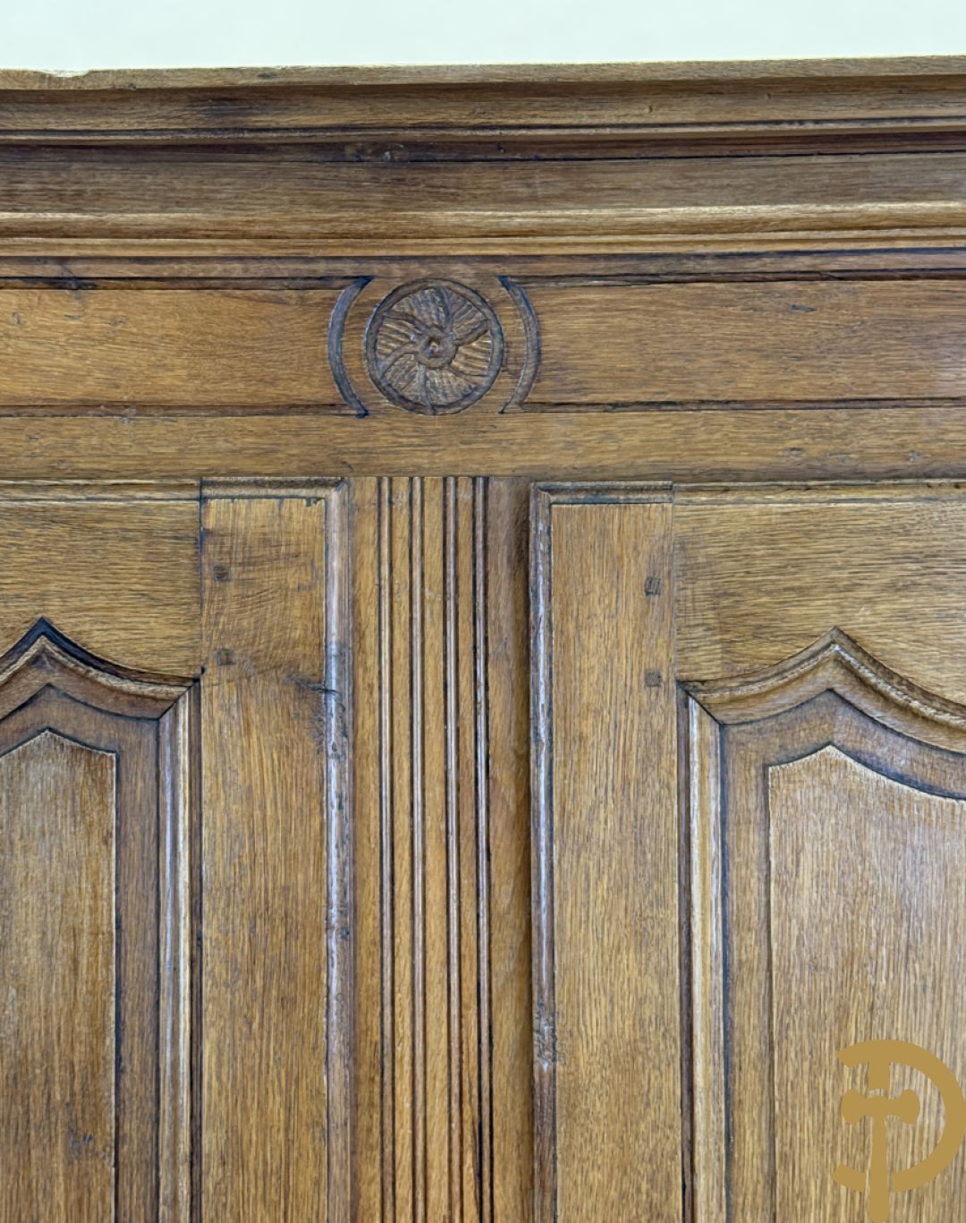 Massief eiken tweedeurskast met afgestoken panelen en gecanneleerde afgeronde hoeken