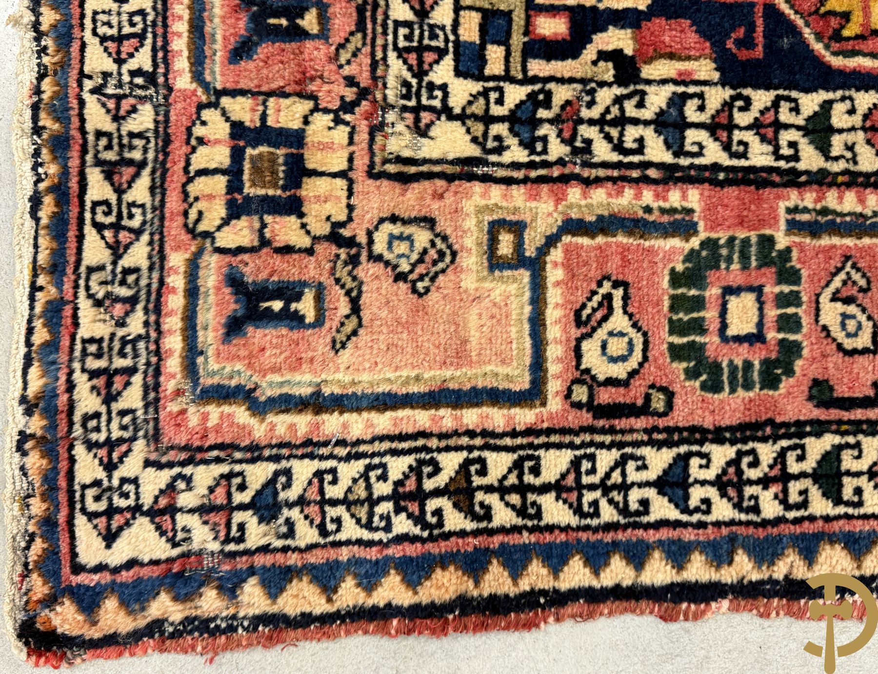 Drie oosterse handgeknoopte tapijten met blauwe fond