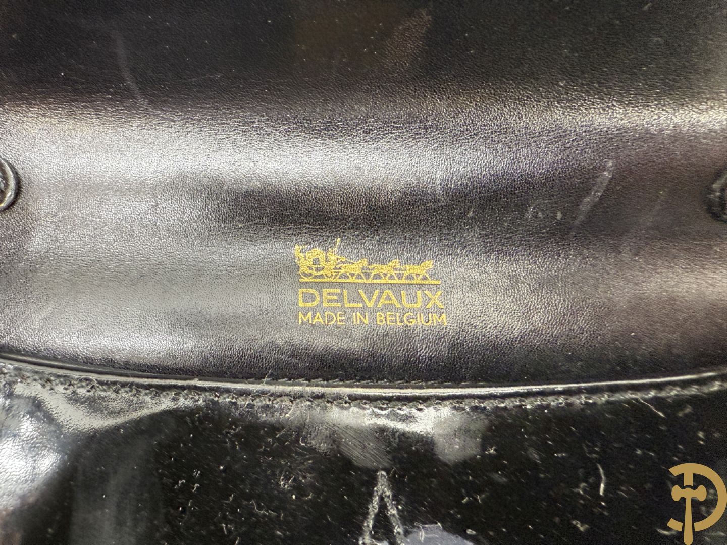 Blauwe lederen vintage Delvaux handtas + gelakte zwart lederen vintage Delvaux handtas met zak