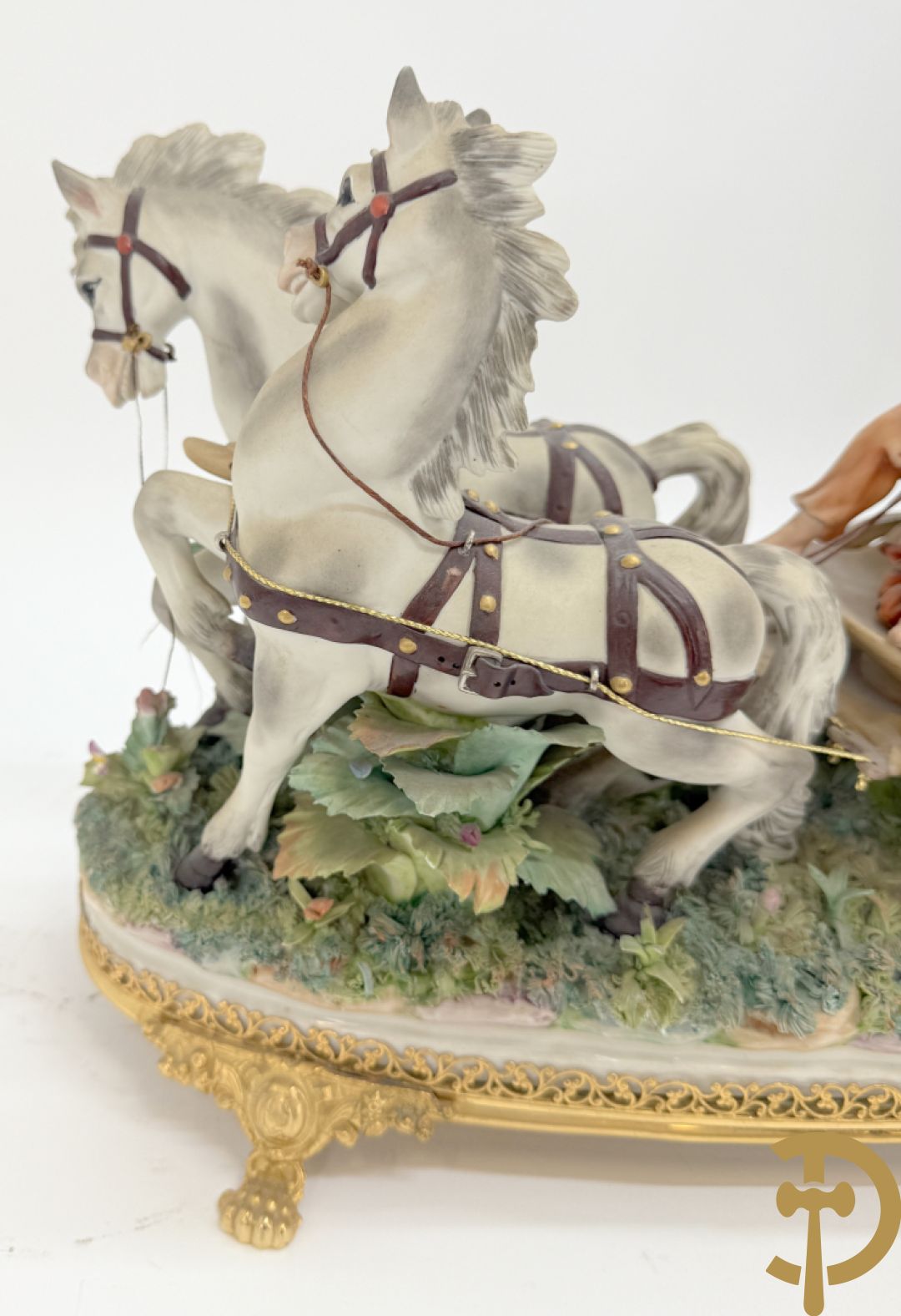 Zes porseleinen groepen Capo di Monte : Paarden met koets, oude man op bank, dame met kinderen, cupido