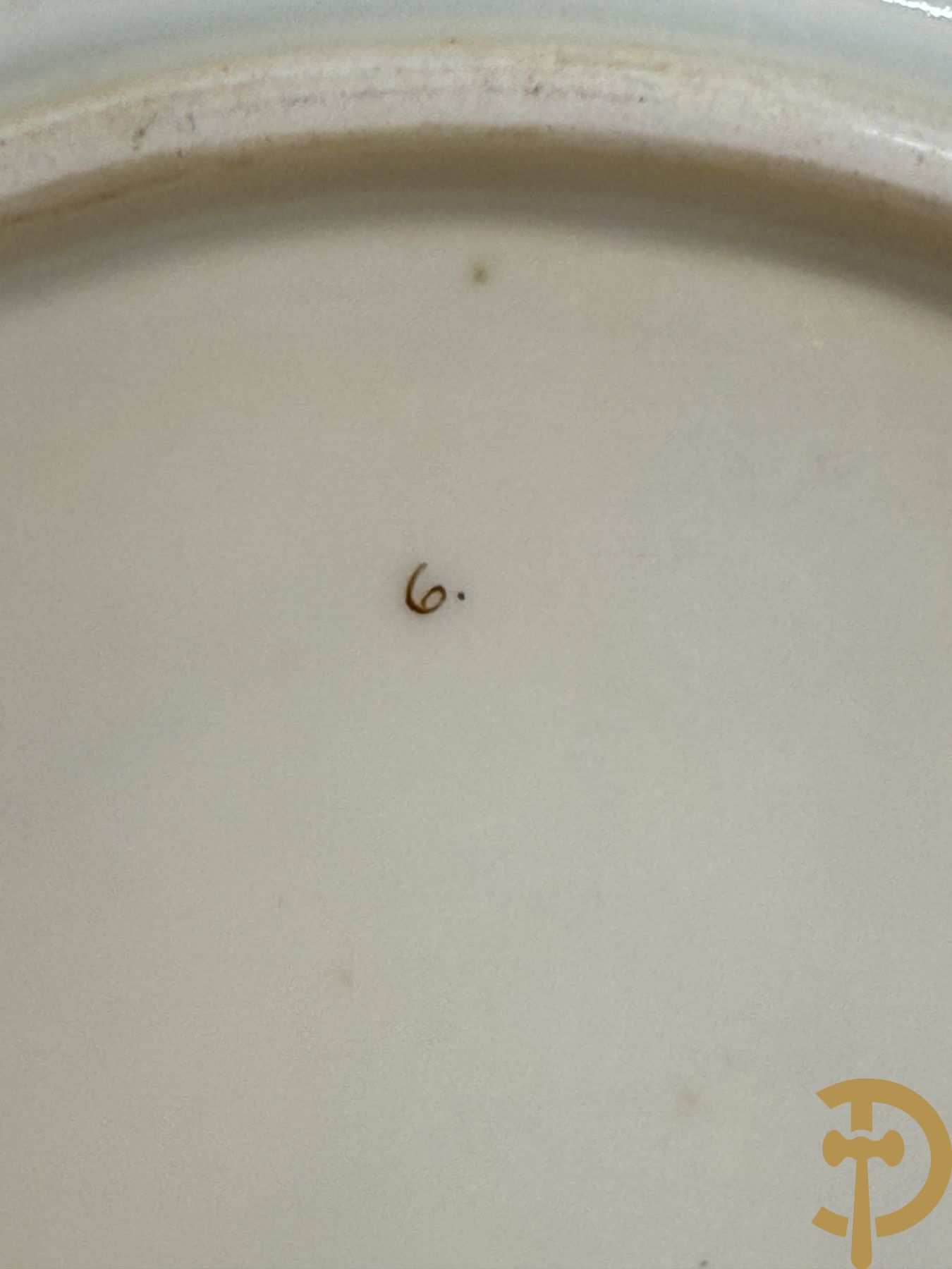 Zes porseleinen borden onder gemerkt met zwaarden / Meissen : 1 bord met stadstafereel, 1 verlucht bord met drakendecor, 1 bord met vogeldecor, 1 met bloemen en 2 met bloemendecor omgeven door vergulde rand