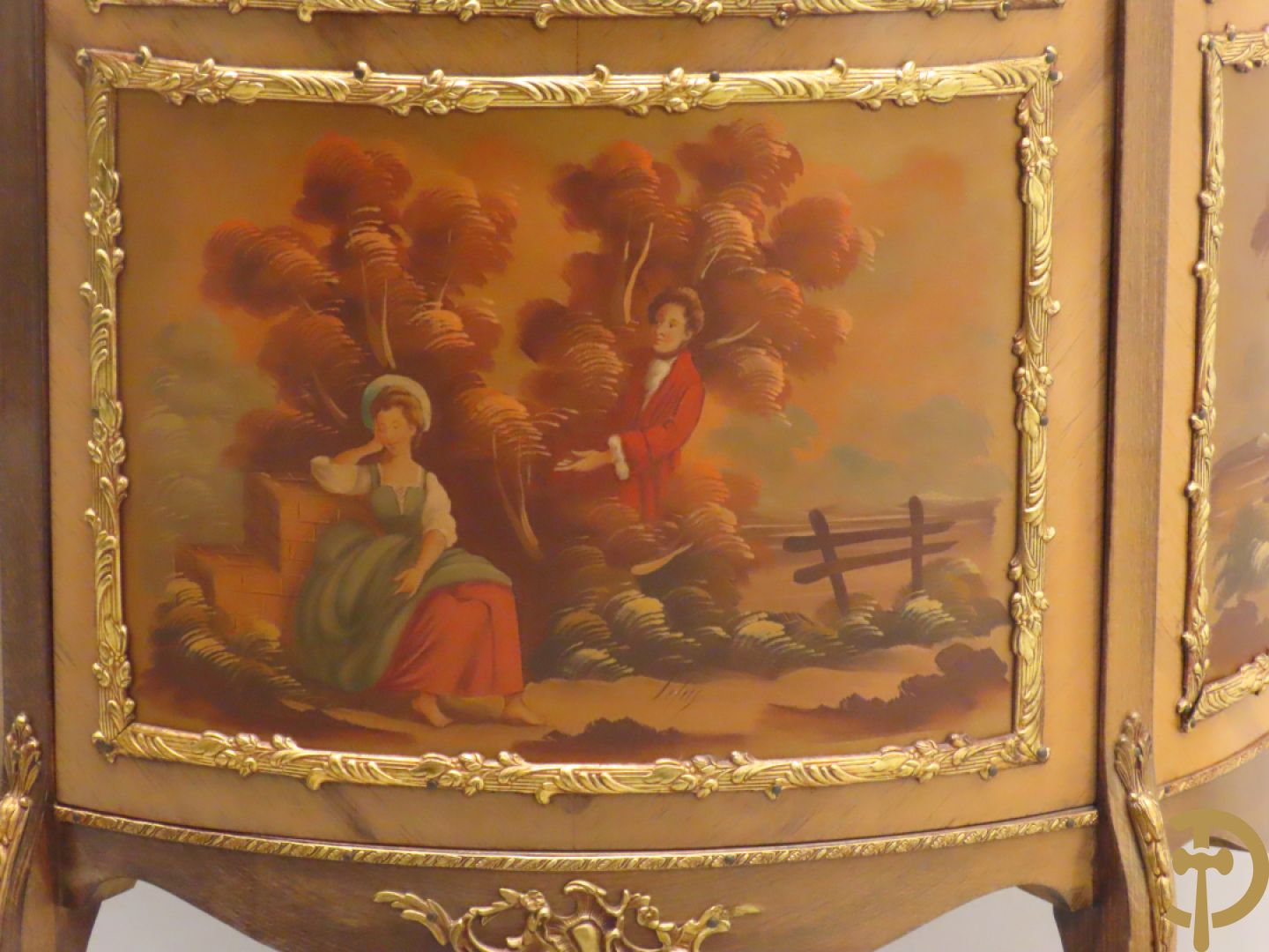 Gebogen notelaren vitrine met bronsbeslag en geanimeerd romantisch tafereel onderaan