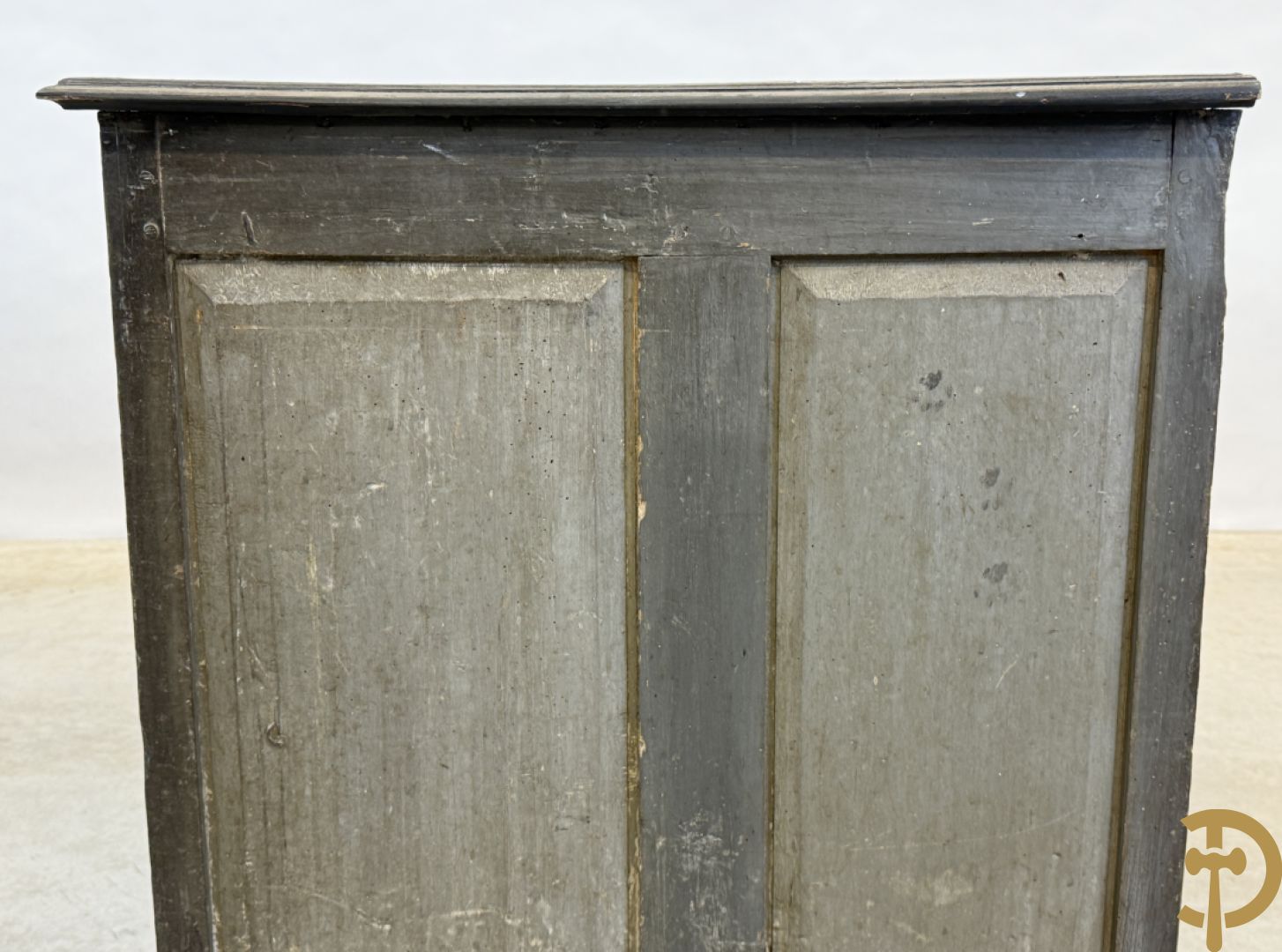 Gepatineerde tweedeursdresse met afgestoken panelen