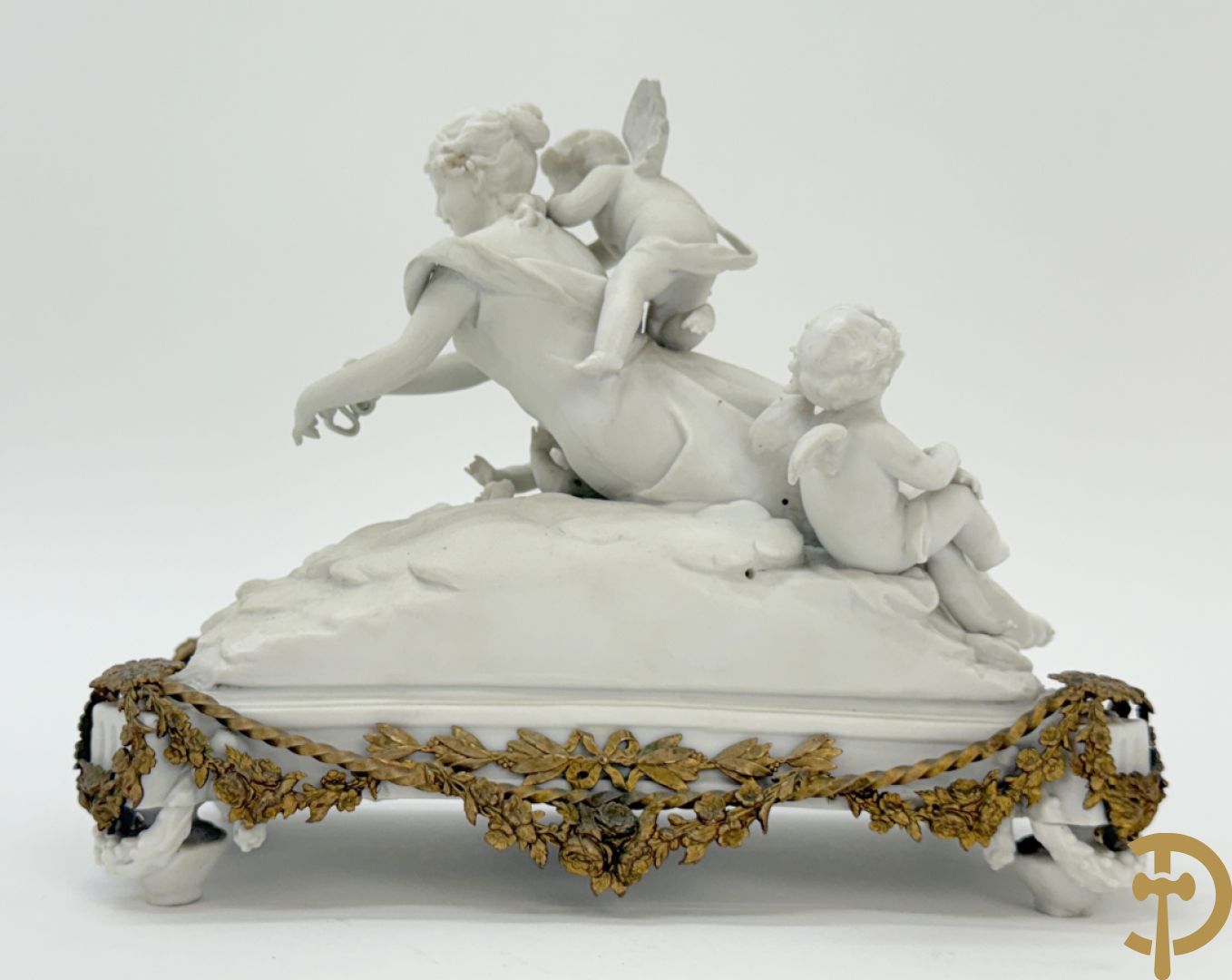 Biscuittafereel met dame met strik en 3 cupido