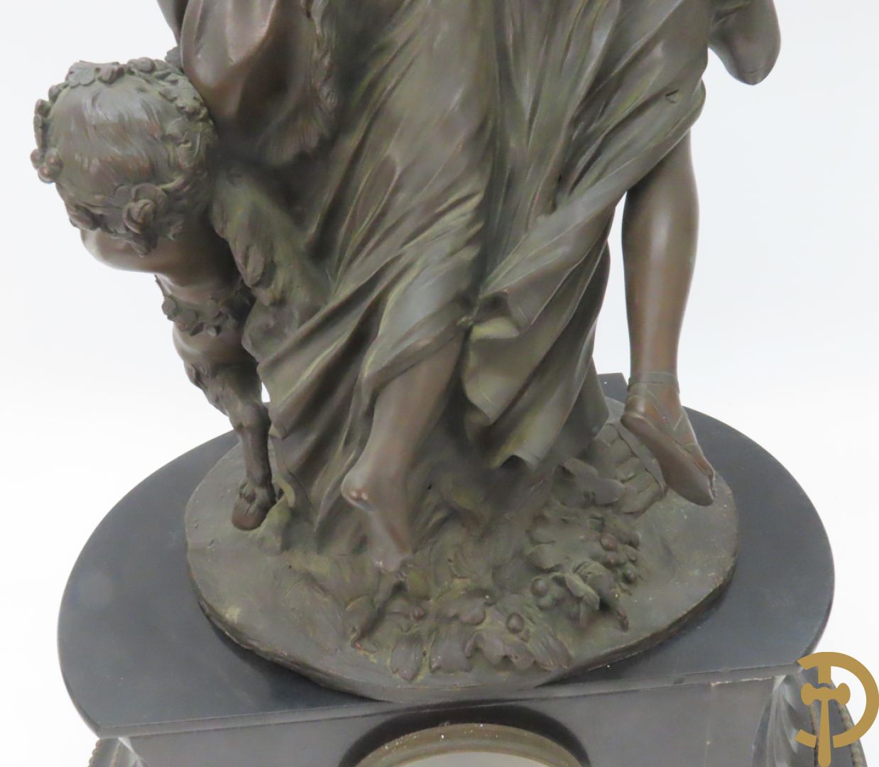 CLODION getekend - Paar elegante bronzen dames met tambour en fruit, geflankeerde door jonge faune, op marmeren klokstel - opgebouwd als garnituur met 2 kandelaars met bronzen kindjes dragende een toorts met bloemen en kaarsen