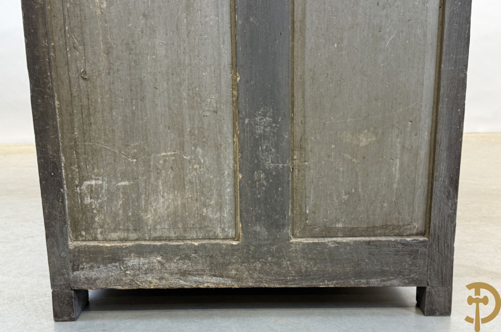 Gepatineerde tweedeursdresse met afgestoken panelen