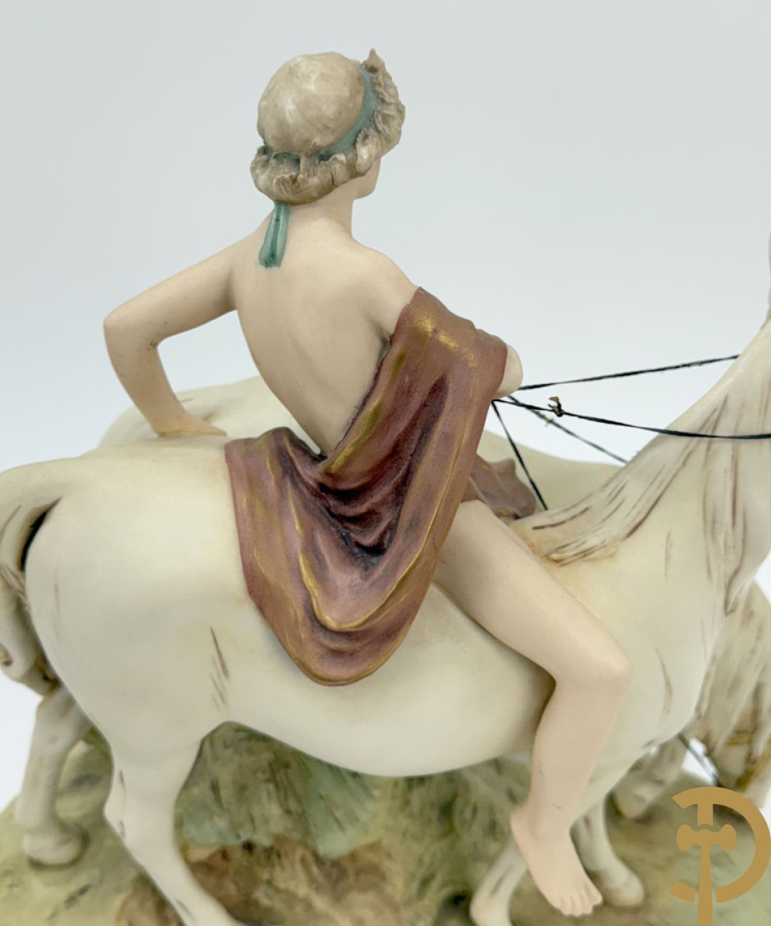 Paardenmenner in Royal Dux, onderaan gemerkt nr. 2072