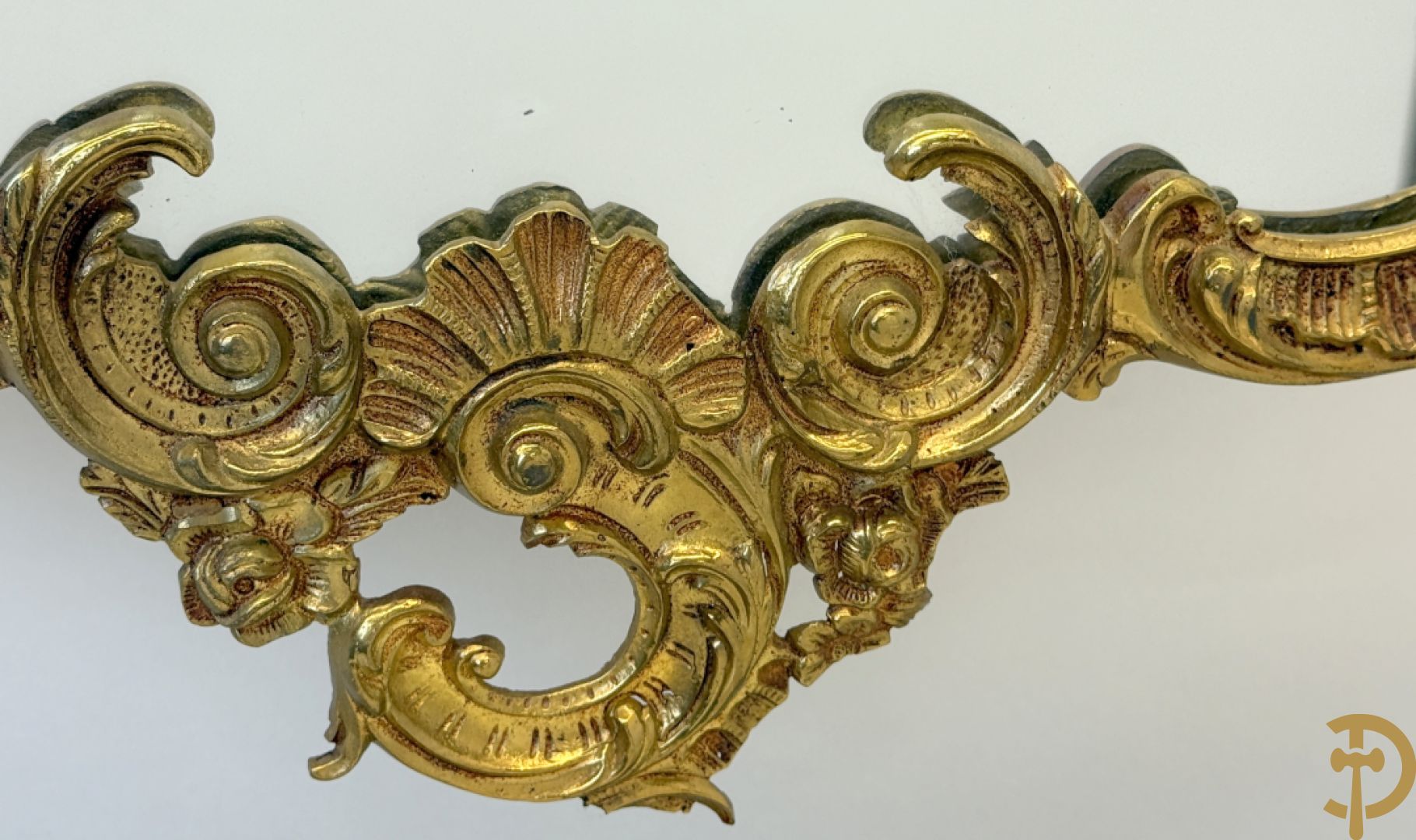 Koperen sierconsole Louis XV stijl met wit marmeren blad op 4 voluutvormige poten + bijhorende spiegel