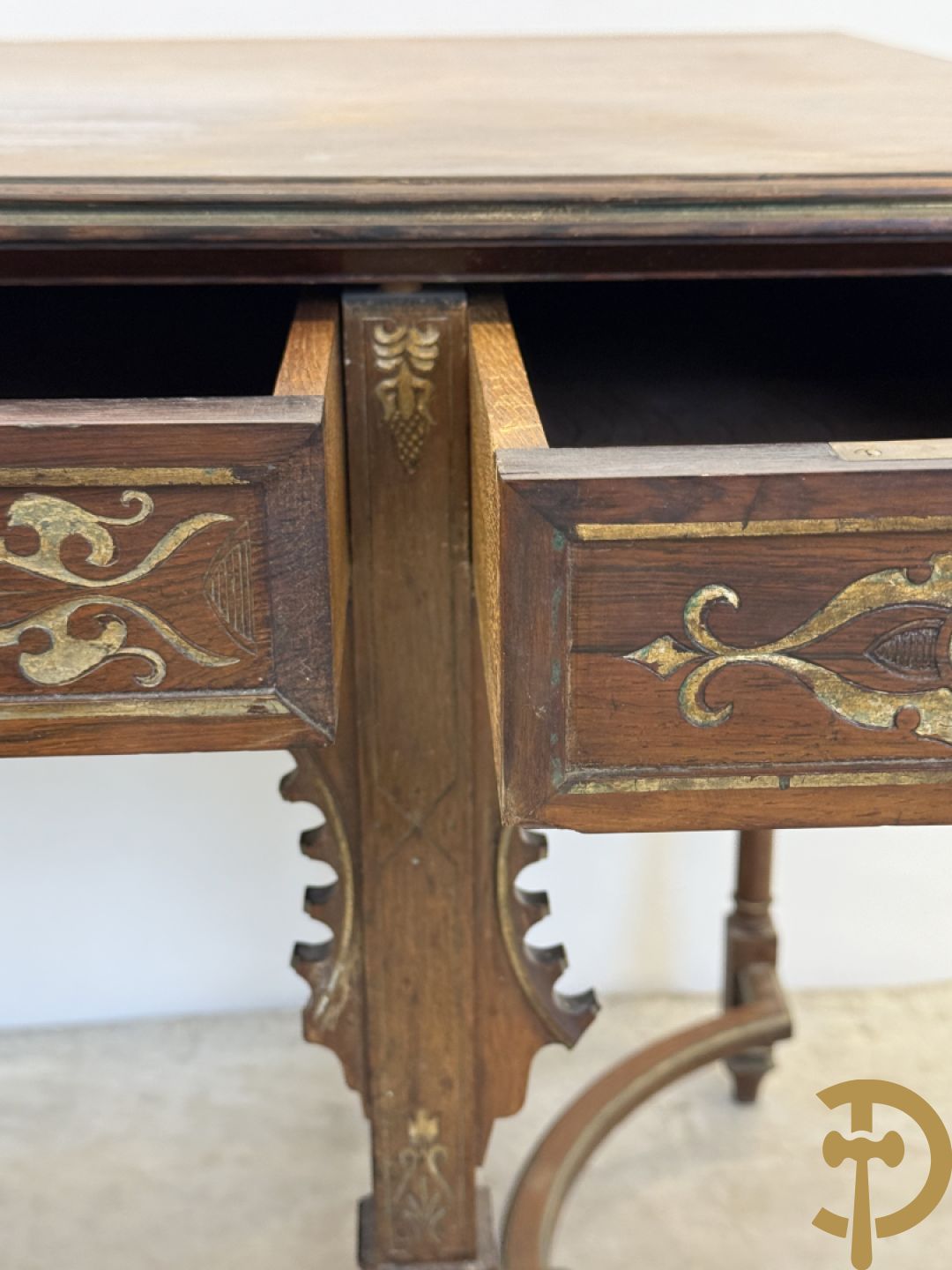 Syrische schrijftafel in exotische houtsoorten met 3 lades op 8 poten met boogvormige en deel vergulde motieven, 19e