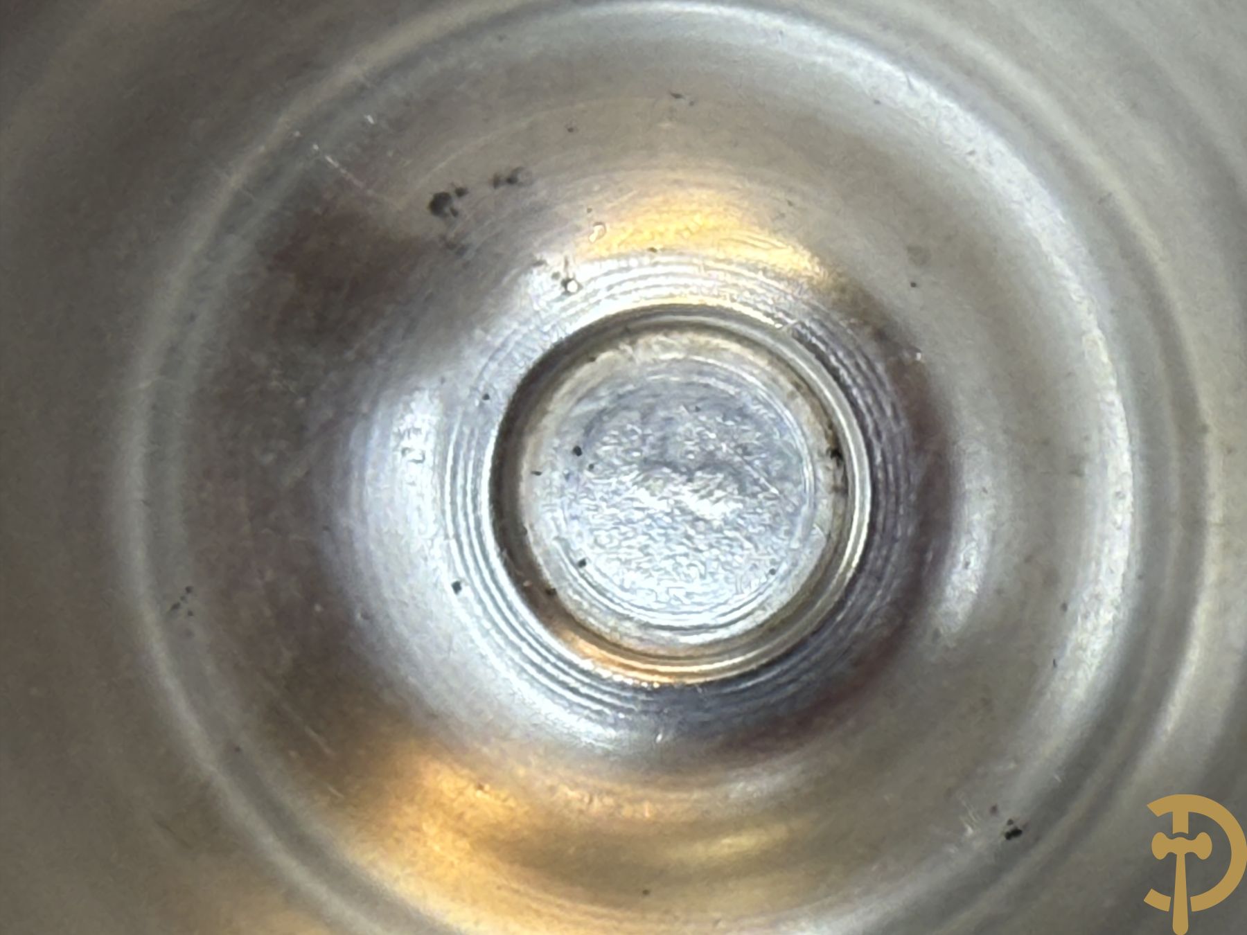 Massief zilveren suikerpot met 12 bijhorende massief zilveren lepeltjes bezet met koppen naar de antieken