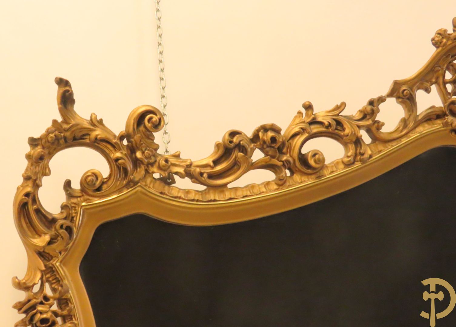 Uitzonderlijke vergulde Louis XV eetkamer bestaande uit vijfdeursdressoir met voluutvormige accanthusranken en rocailles, beschilderd met bloemenmotieven en centraal tafererel met hoornen des overvloeds + bijhorende spiegel vergulde tafel op voluutvormige poten met zes bijhorende stoelen + vitrine met accanthusranken en centrale deur, op voluutvormige poten