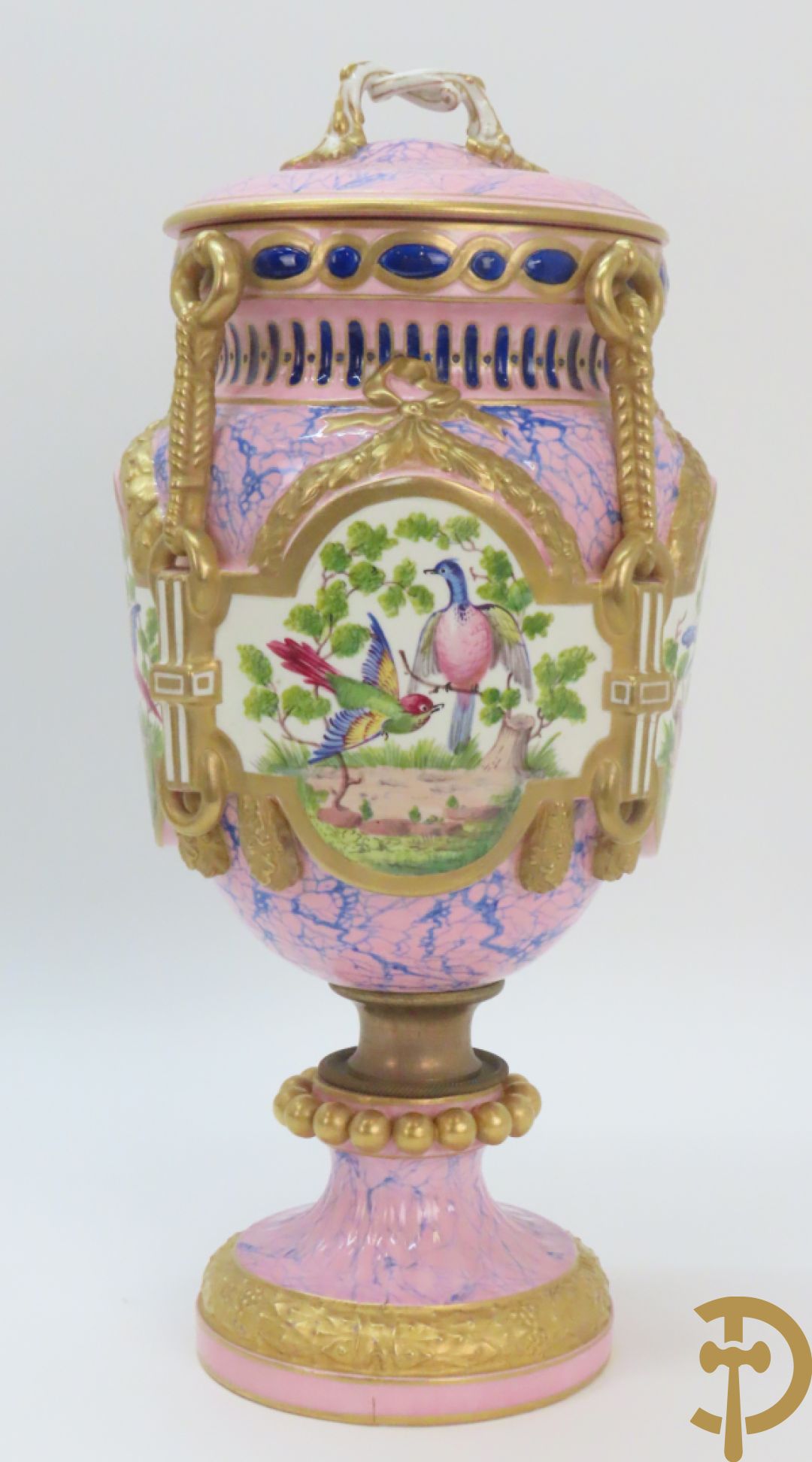 Franse porseleinen dekselpotiche bezet met decor van vogelmotieven en Louis XVI strikken, FB gemerkt