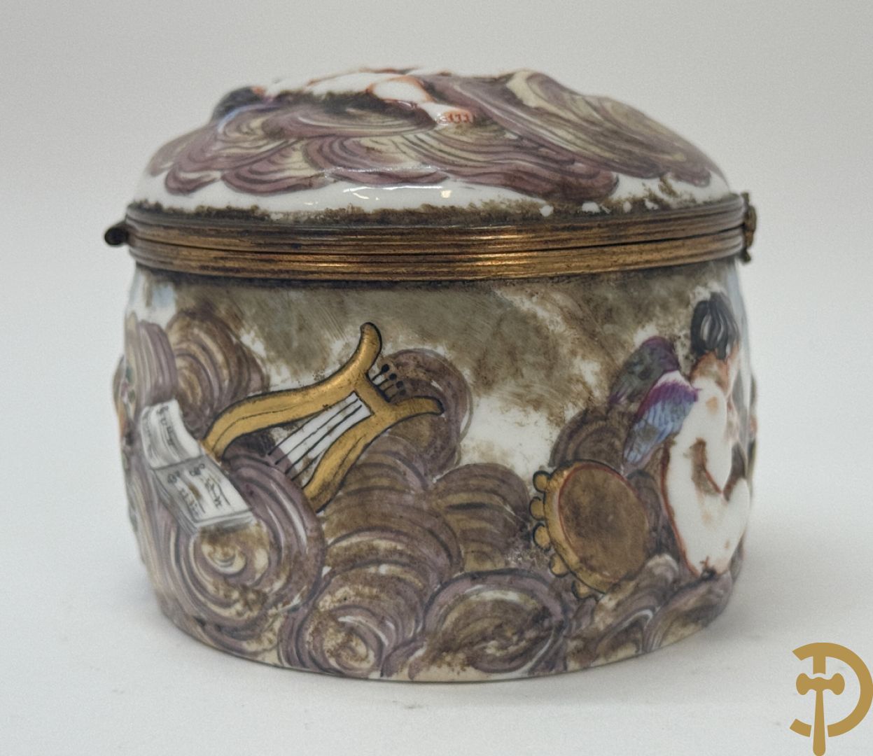 Vierkante blauw porseleinen fles Sèvres (Paul Milet) gemerkt met zilveren dop + dekseldoos Capo di Monte met cupido