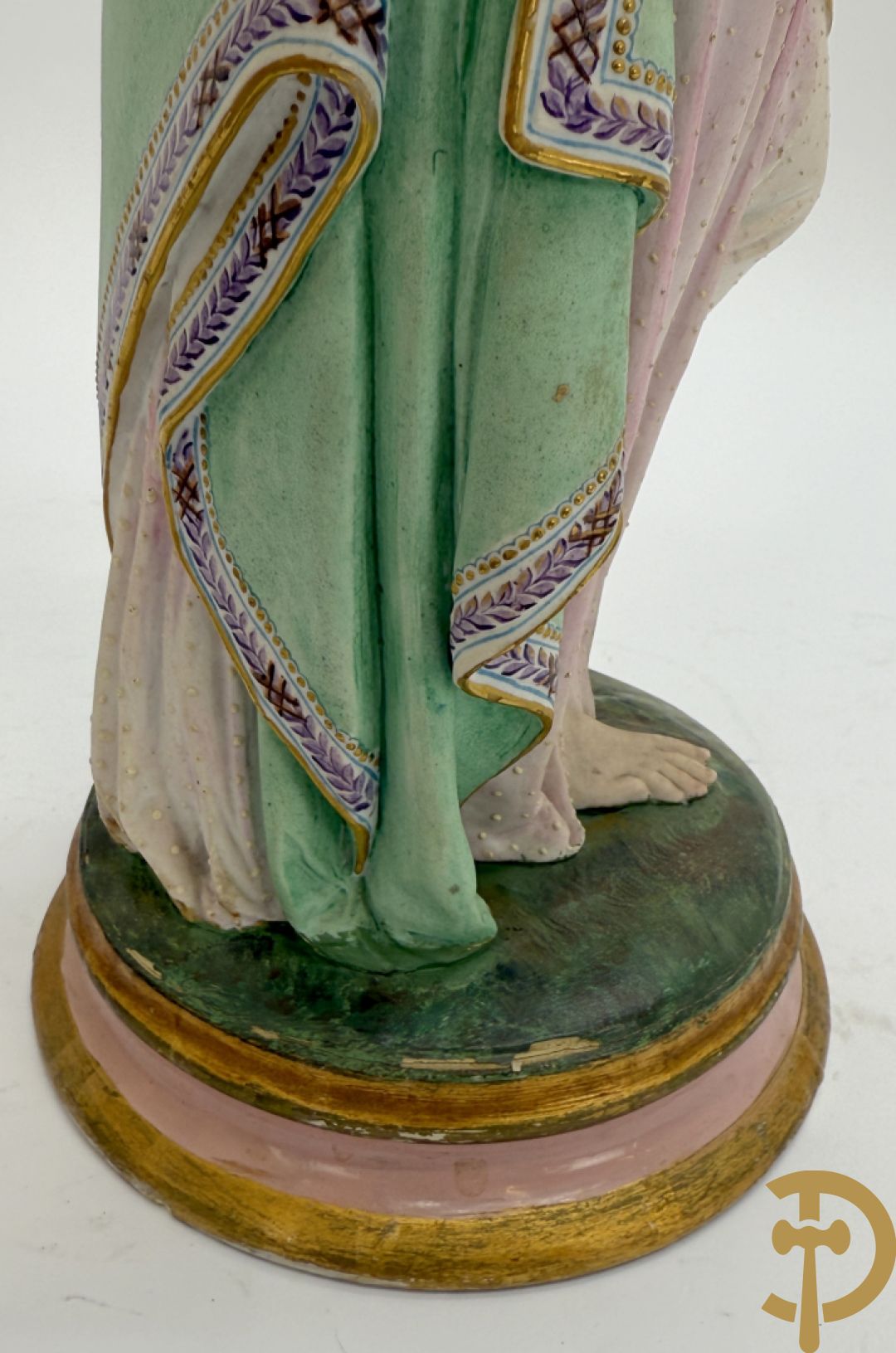 Paar Franse biscuits van elegante dame met hond en dame met bloemen op schouder