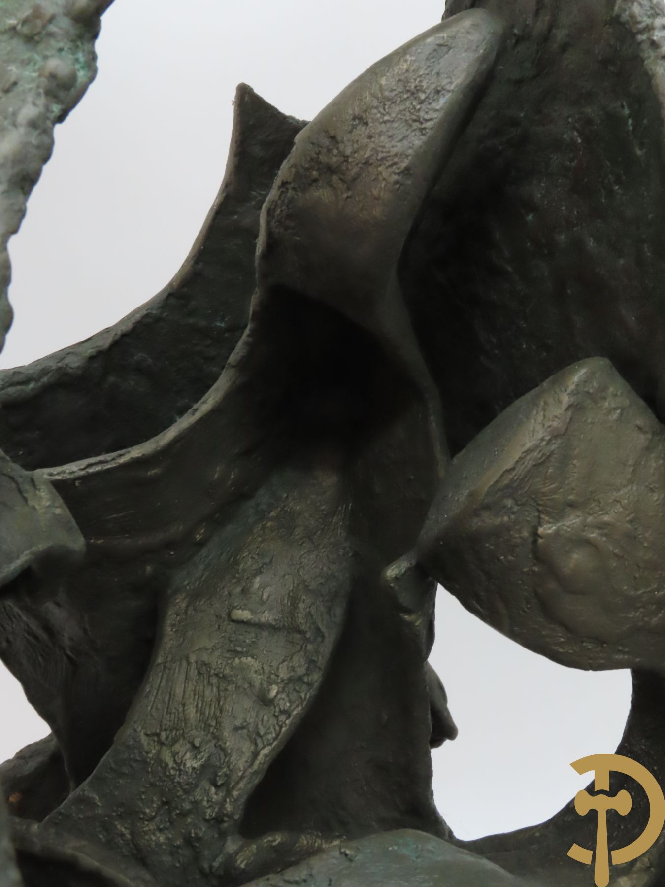 LAMPENS Mark getekend op arduinene sokkel - Kegelvormige bronssculptuur met grillig rolwerk